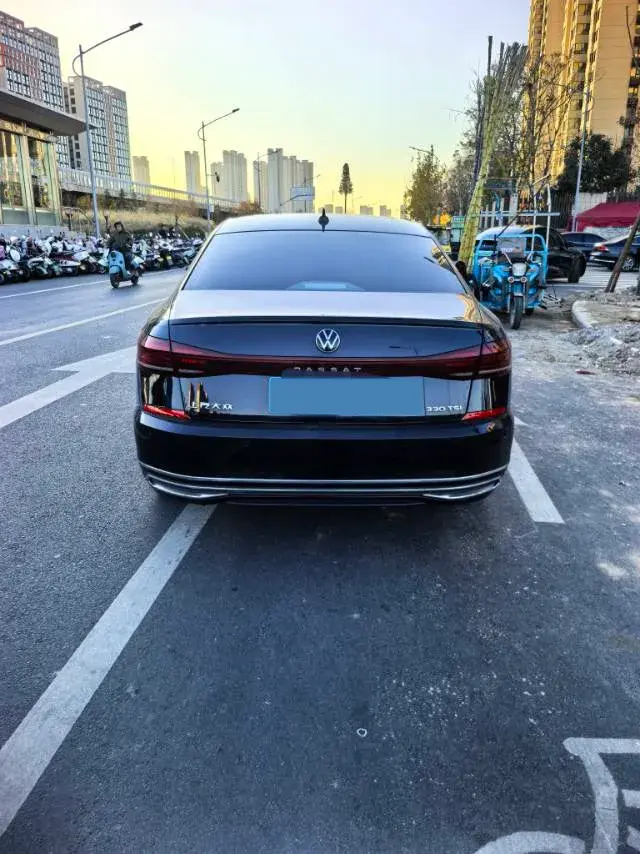 2023 VOLKSWAGEN PASSAT thumbnail 2