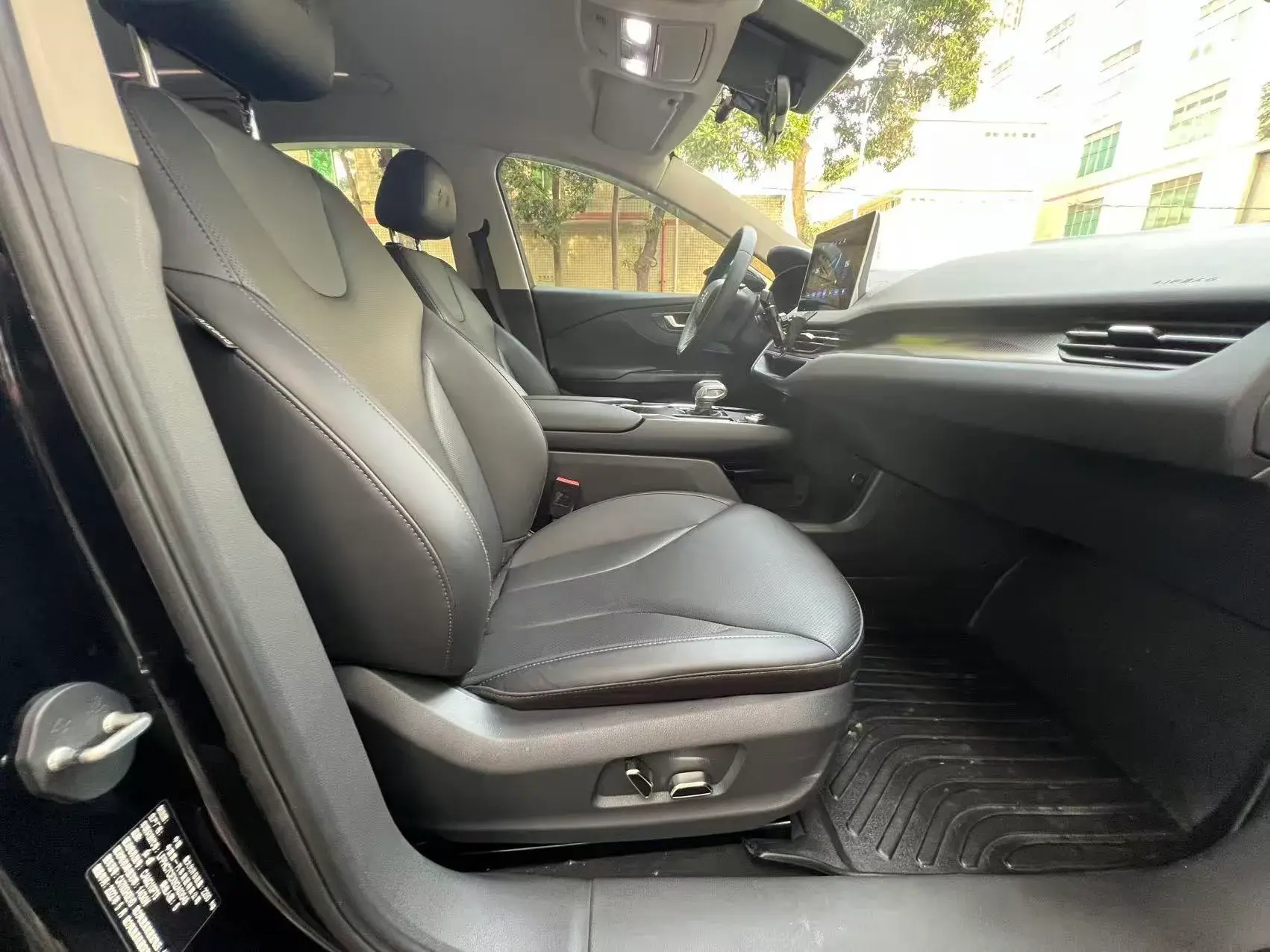 2022 HONGQI E-QM5 thumbnail 3