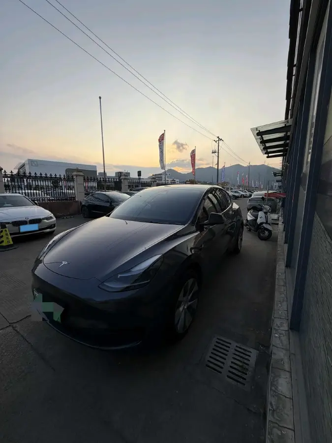 2022 Tesla Model Y BEV 60KWH