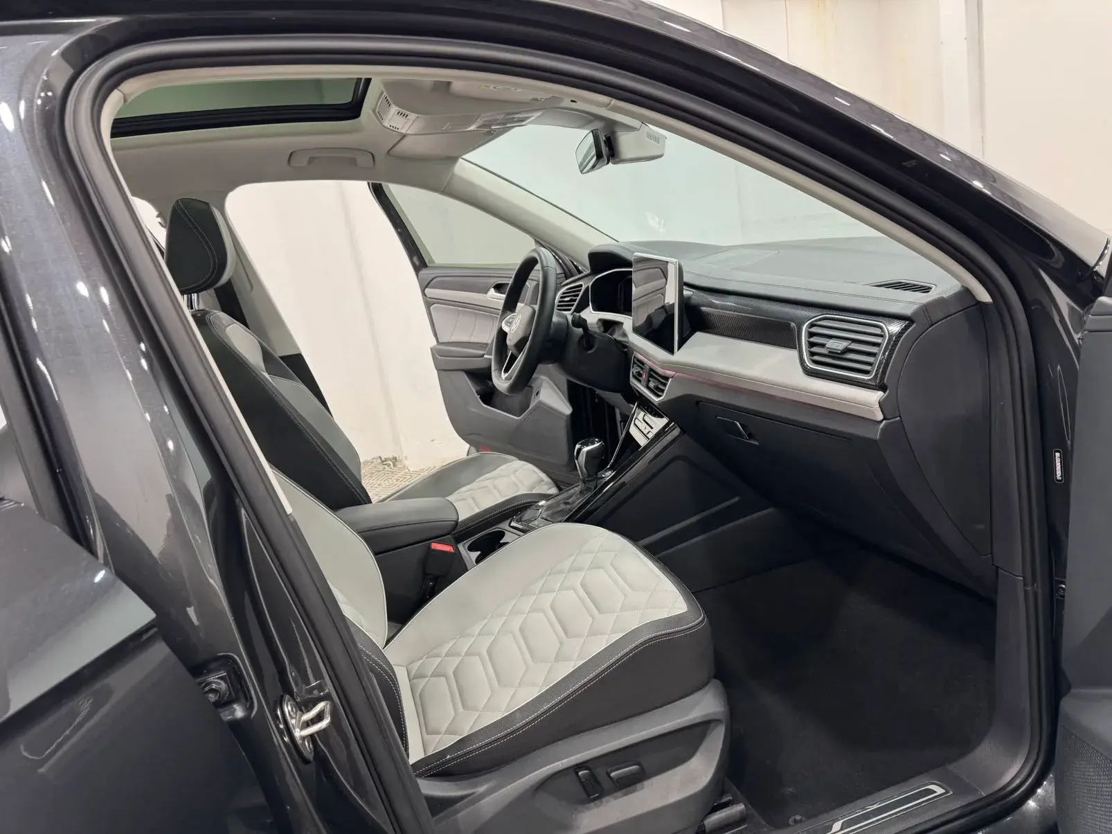 2023 VOLKSWAGEN TAYRON thumbnail 4