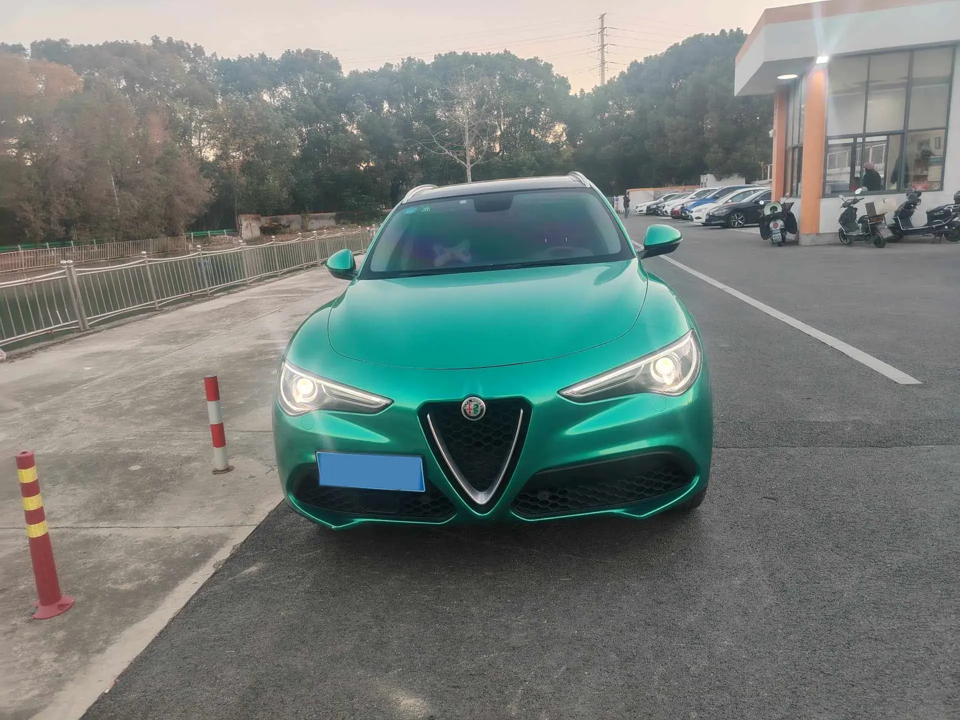 2017 JAGUAR XE thumbnail 2