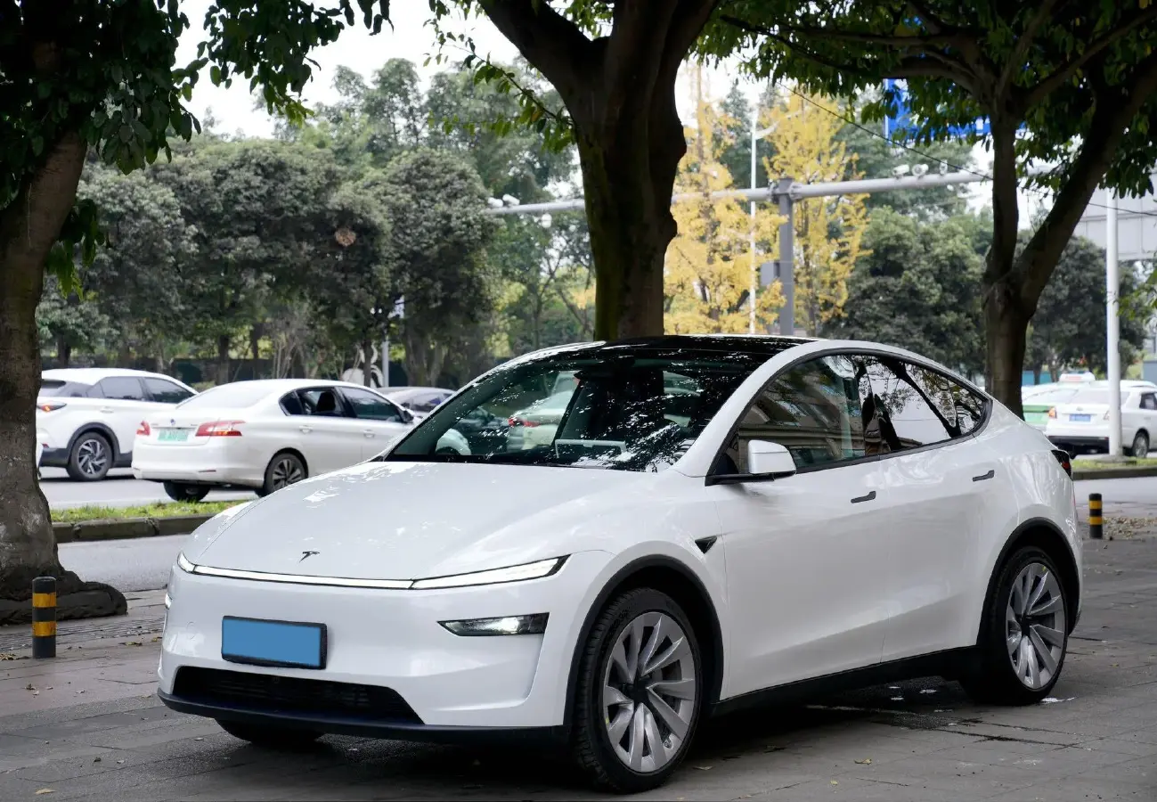 2025 Tesla Model Y BEV 62.5KWH