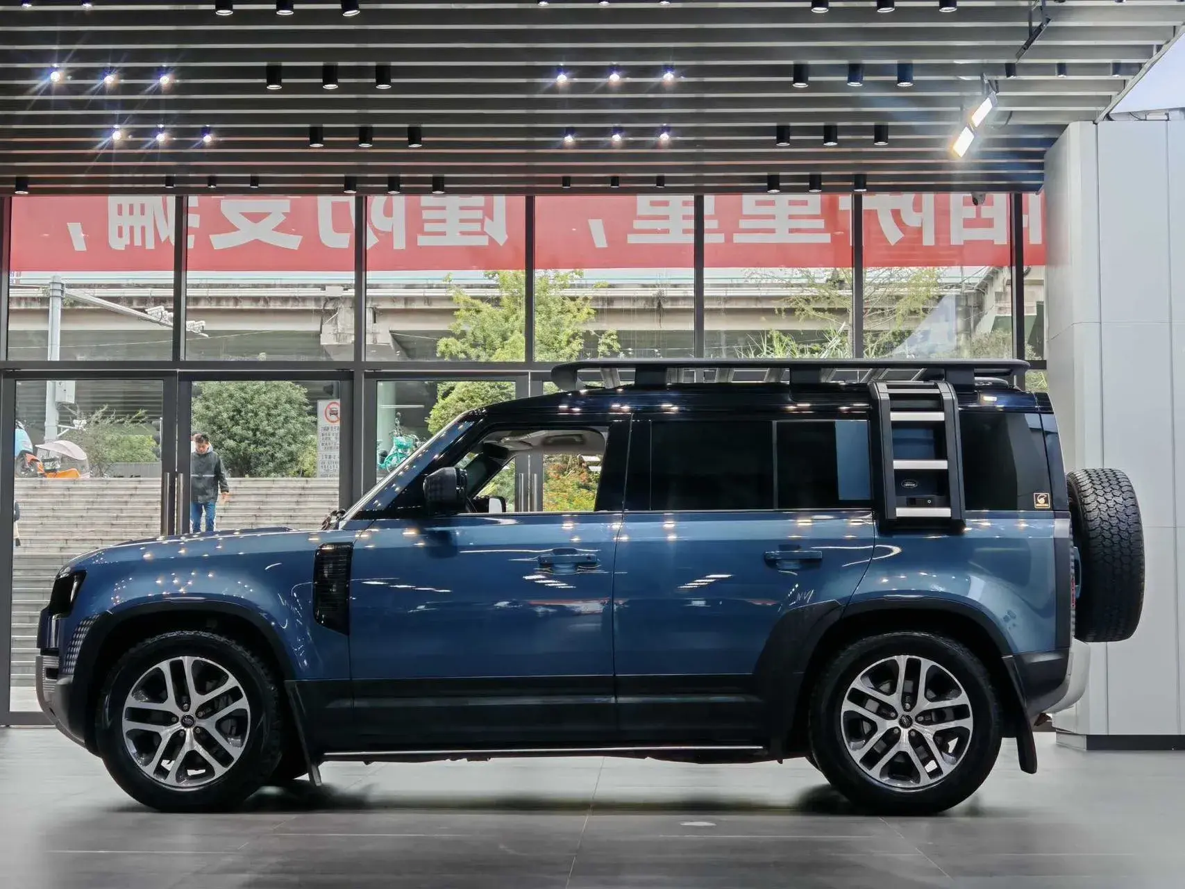 2022 LAND ROVER thumbnail 4