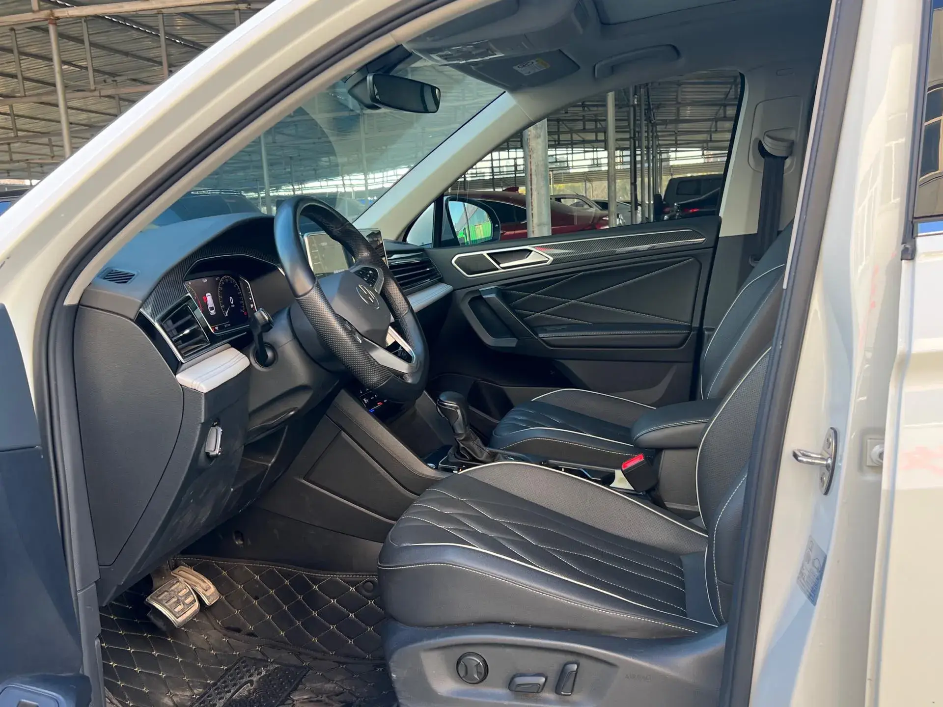 2024 VOLKSWAGEN TIGUAN thumbnail 3