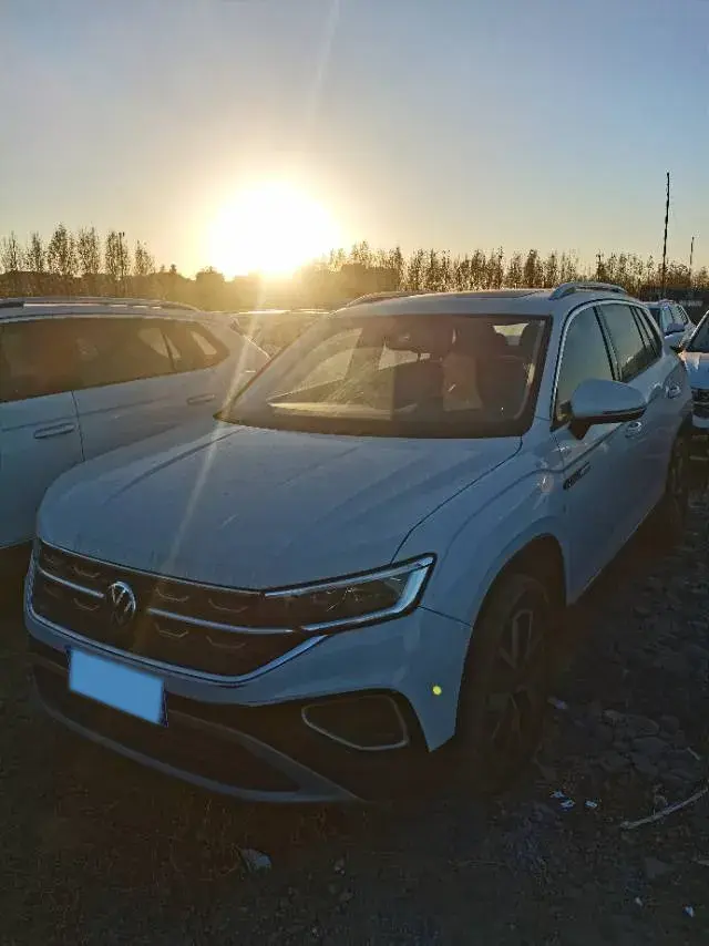 2023 VOLKSWAGEN TAYRON view 1