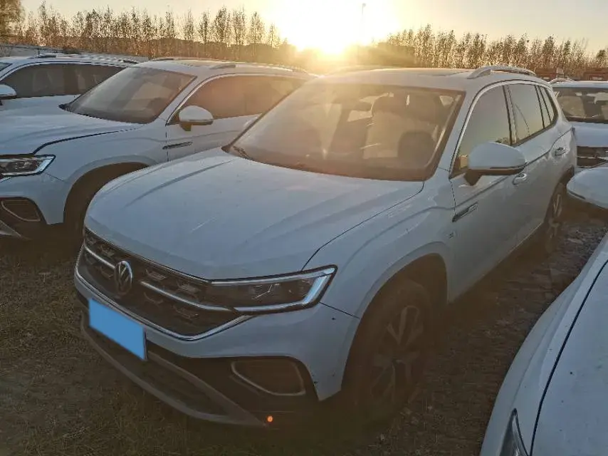 2023 VOLKSWAGEN TAYRON view 1