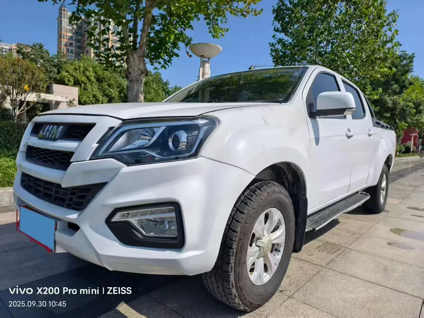 2019 ISUZU RE-MAX view 1
