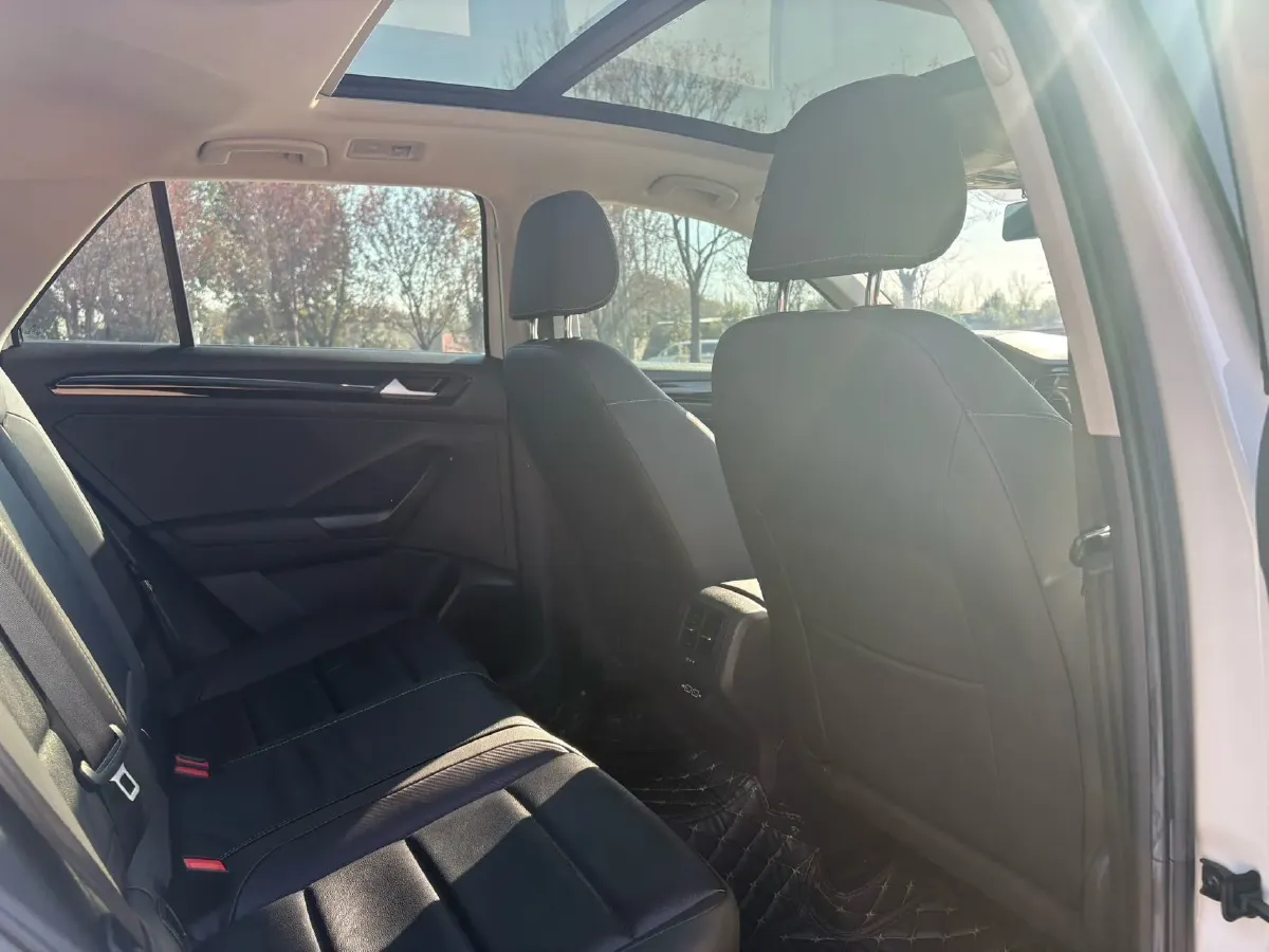 2022 Volkswagen T-Roc 1.4T 150HP L4 7DCT,autocango,china used car exporter,china ev exporter,chinese used car exporter,chinese used ev exporter