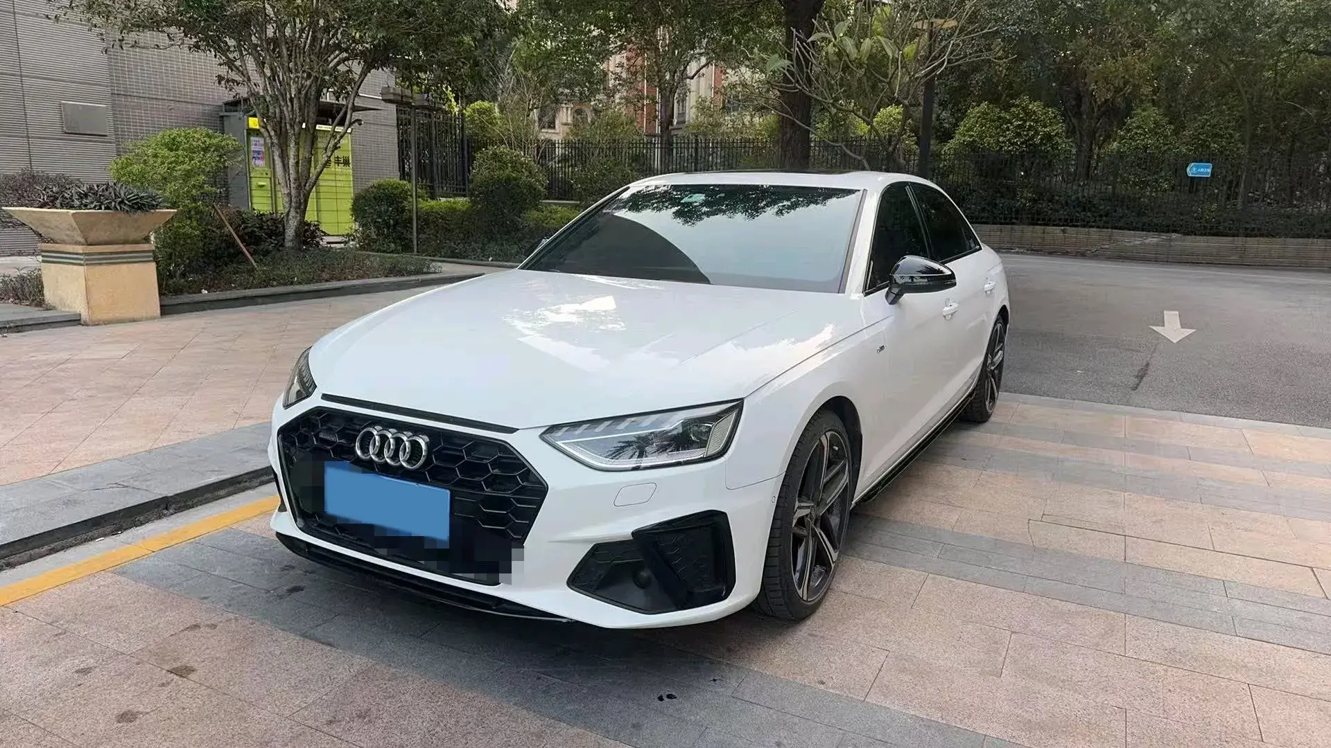 2022 AUDI A4L view 1