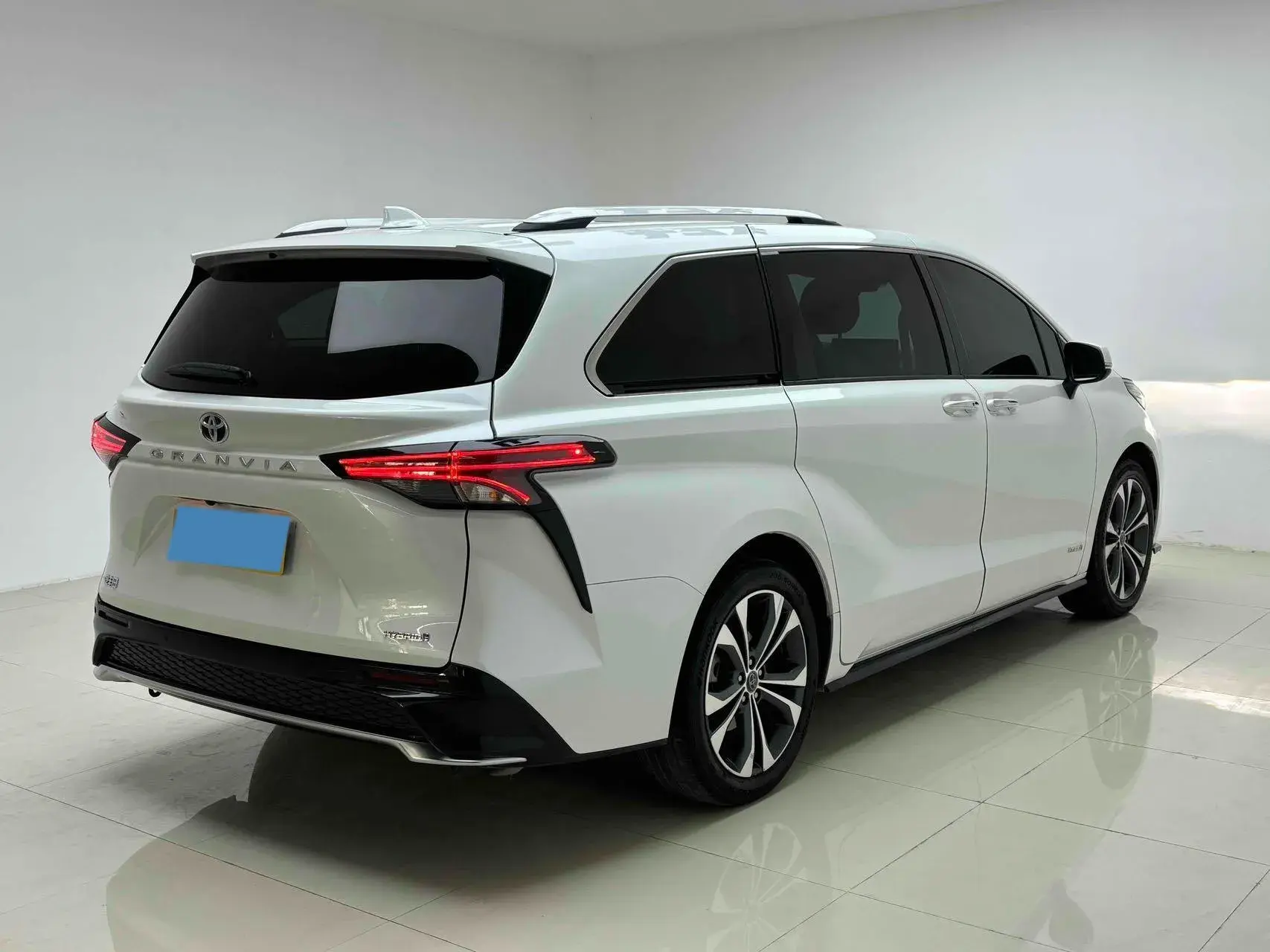 2022 TOYOTA GRANVIA thumbnail 3