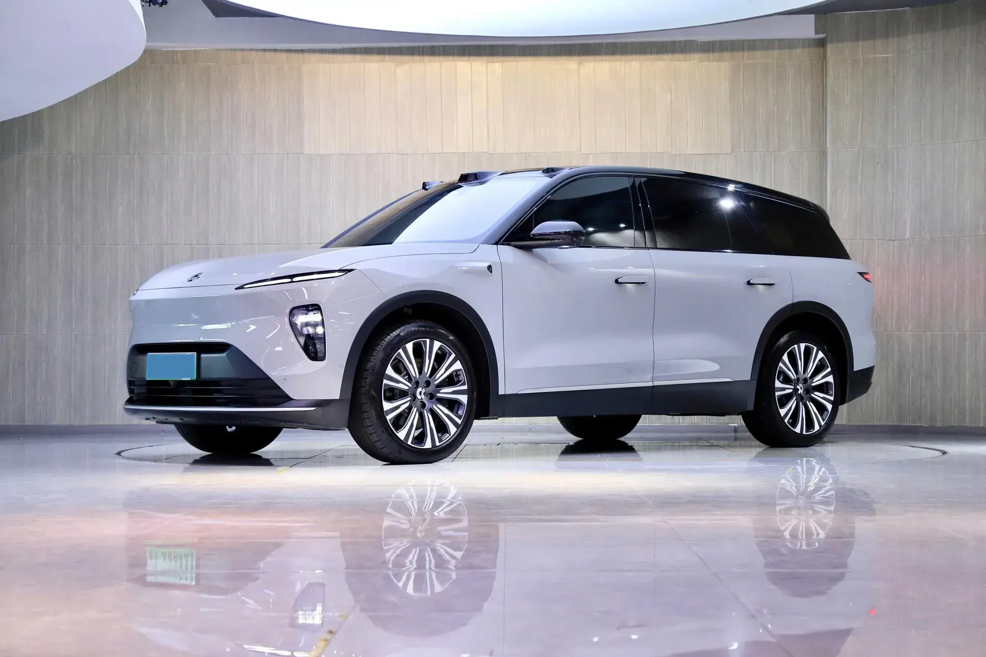 2024 NIO ES8 view 1