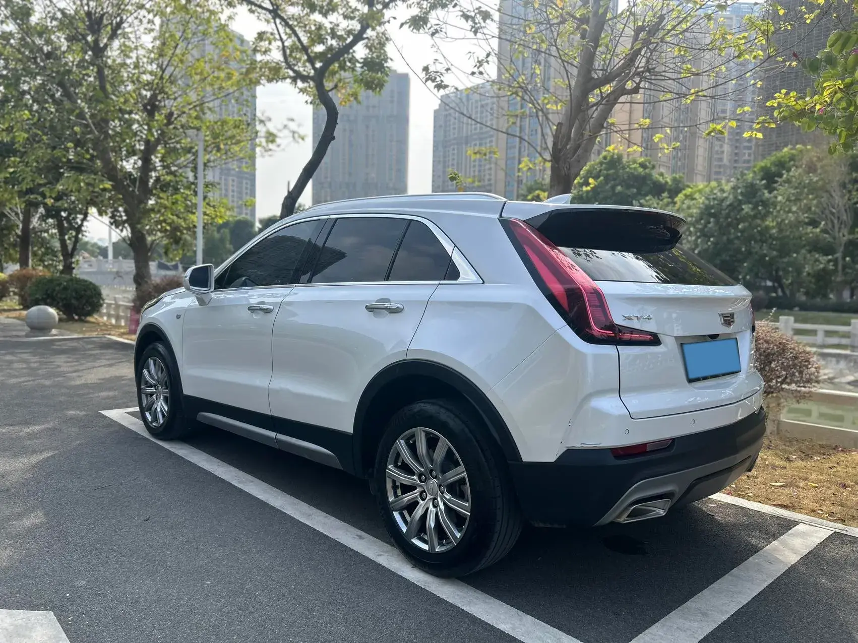 2022 CADILLAC XT4 thumbnail 4