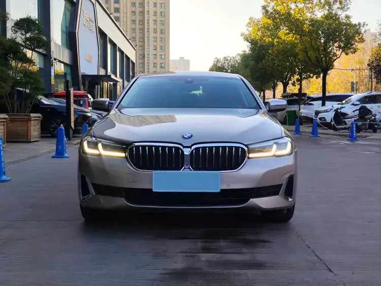 2021 BMW 5 thumbnail 2