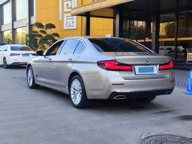 2021 BMW 5 thumbnail 4