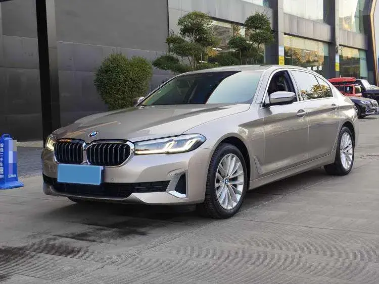 2021 BMW 5 view 1