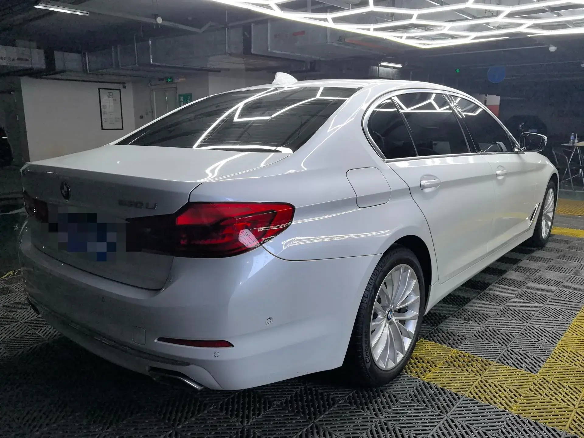 2020 BMW 5 thumbnail 2