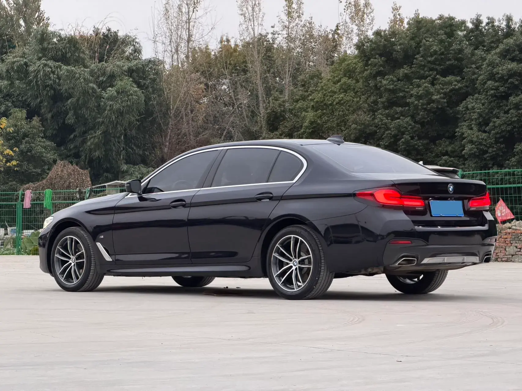 2021 BMW 5 thumbnail 4
