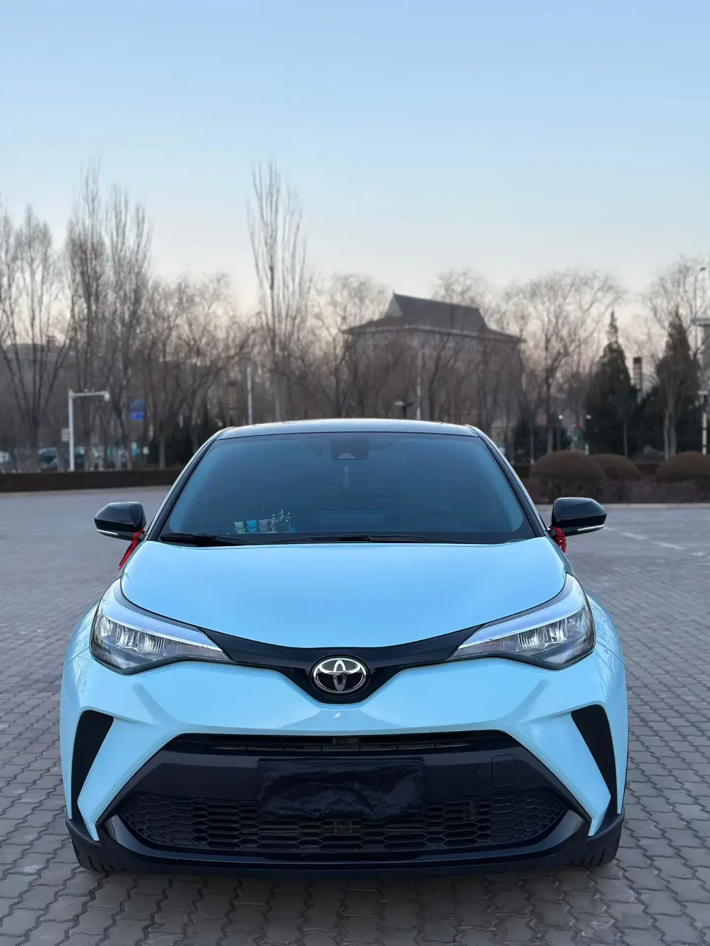 2023 TOYOTA C-HR thumbnail 2