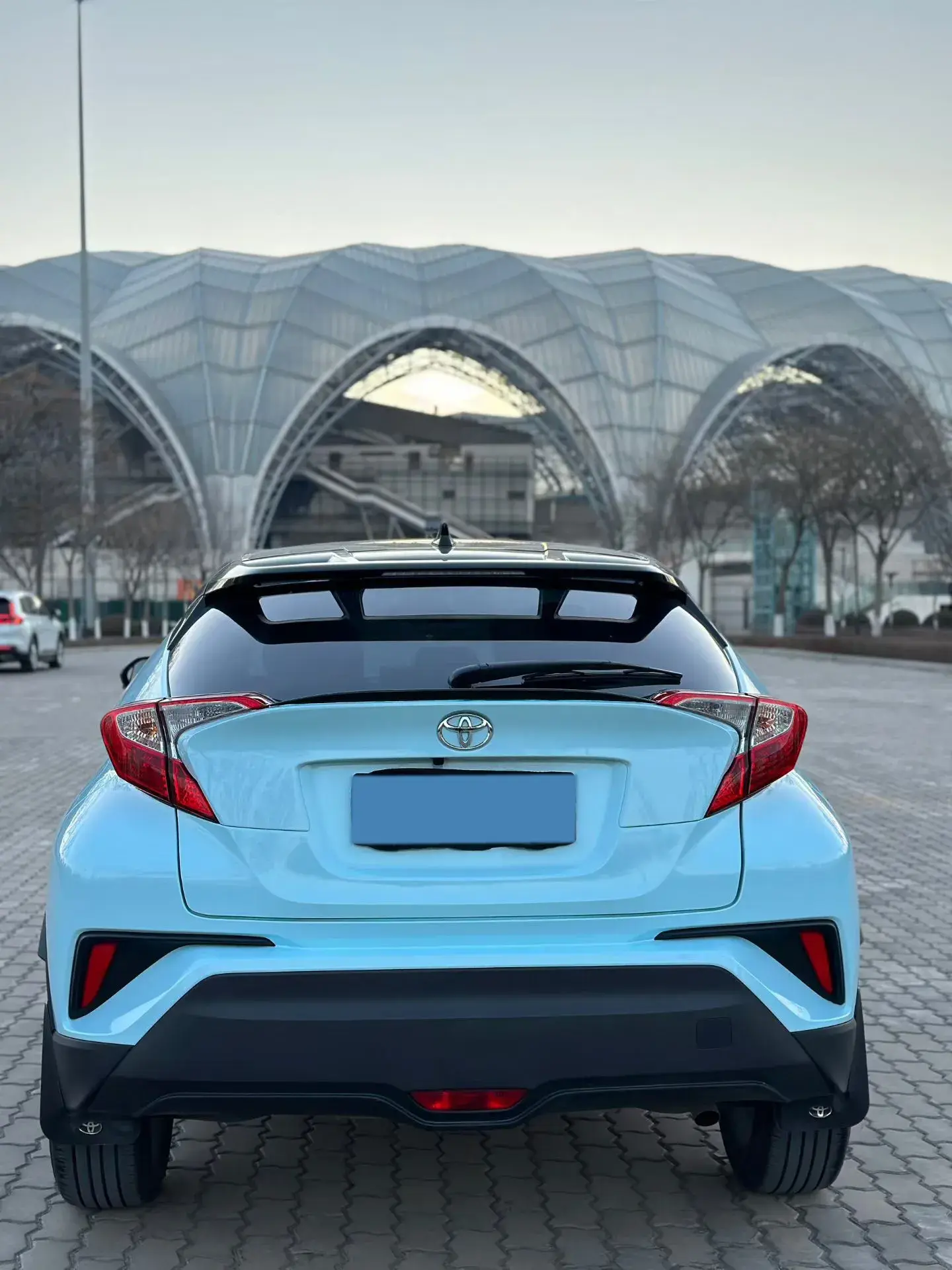 2023 TOYOTA C-HR thumbnail 3