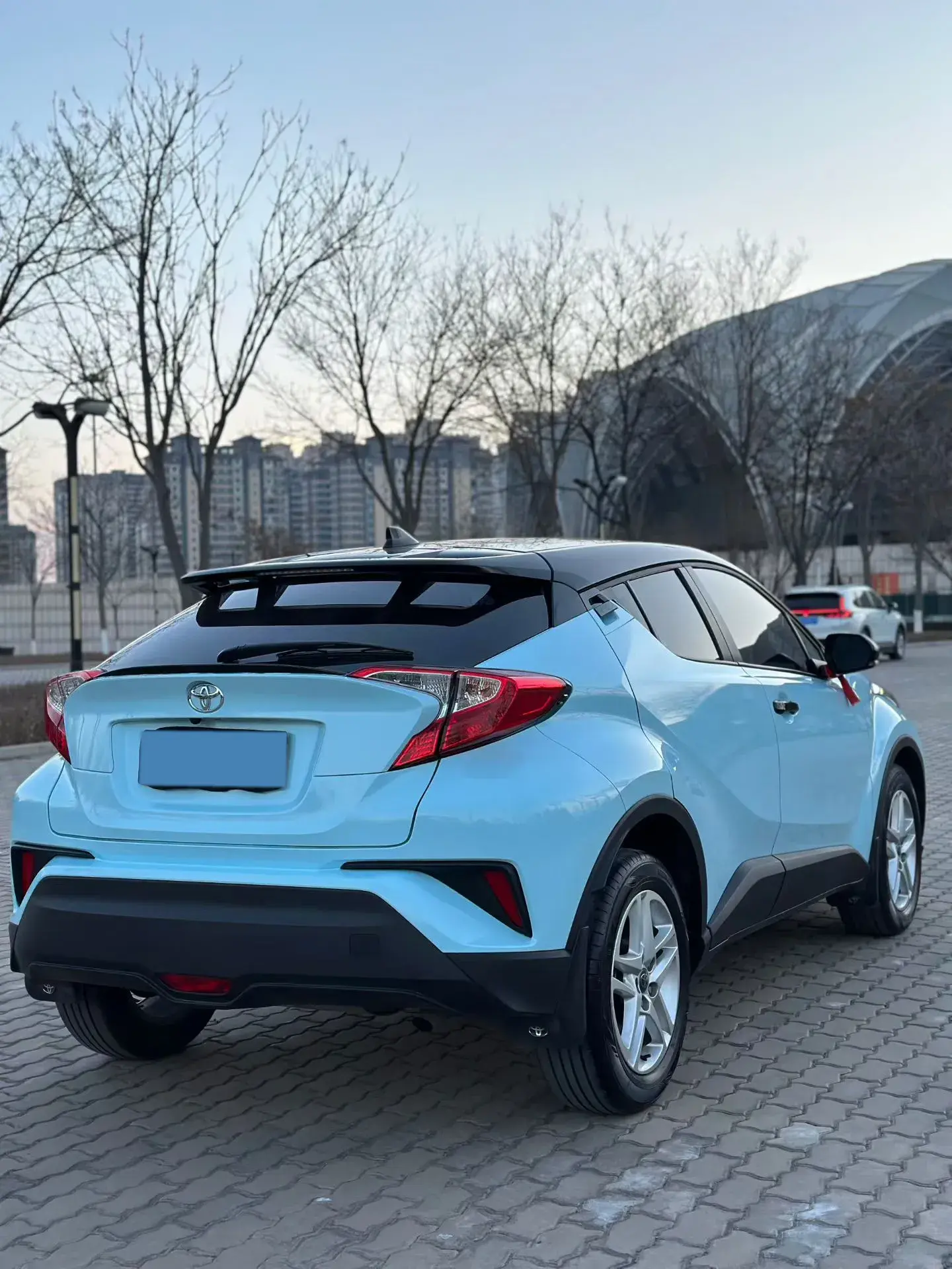 2023 TOYOTA C-HR thumbnail 4