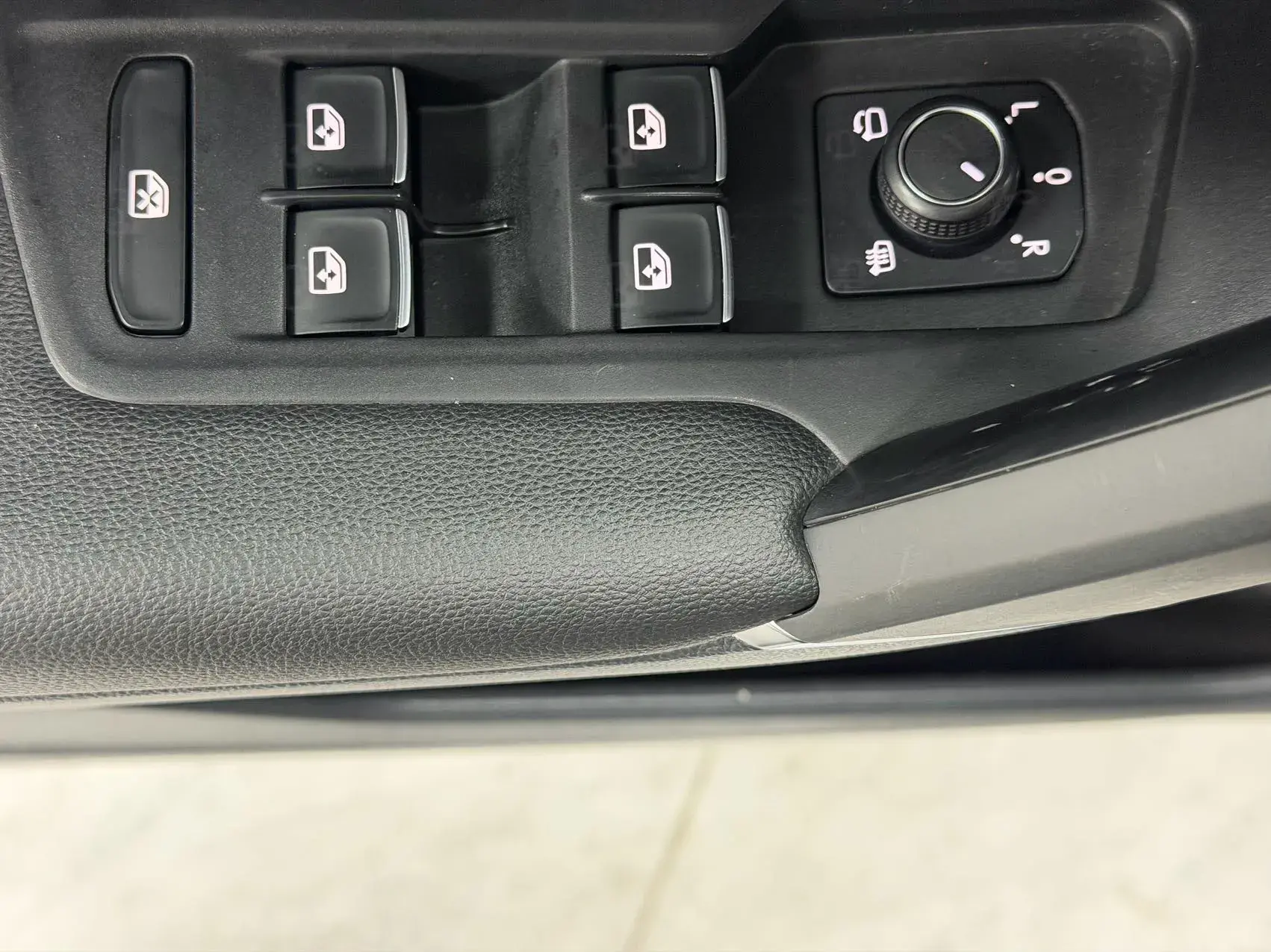 2022 VOLKSWAGEN TAYRON thumbnail 4