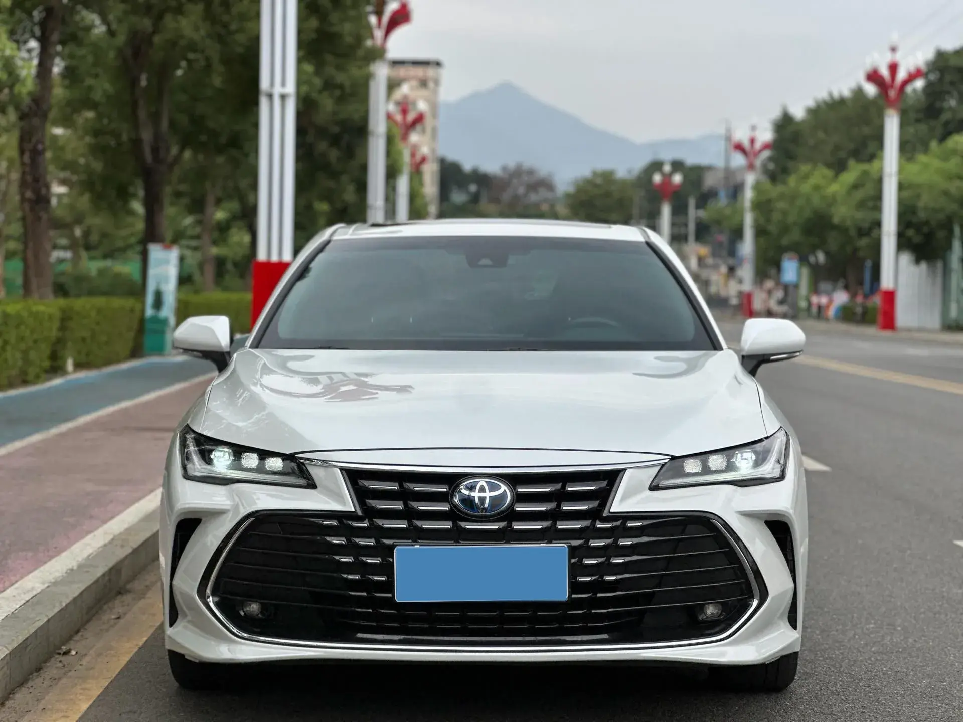 2023 TOYOTA AVALON thumbnail 2