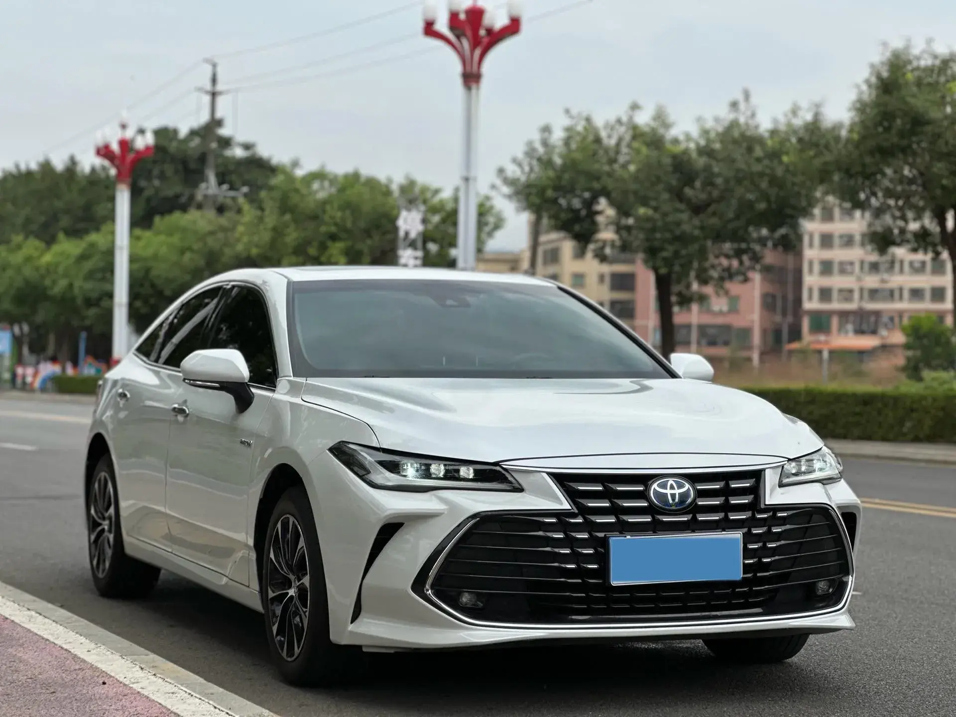 2023 TOYOTA AVALON thumbnail 3