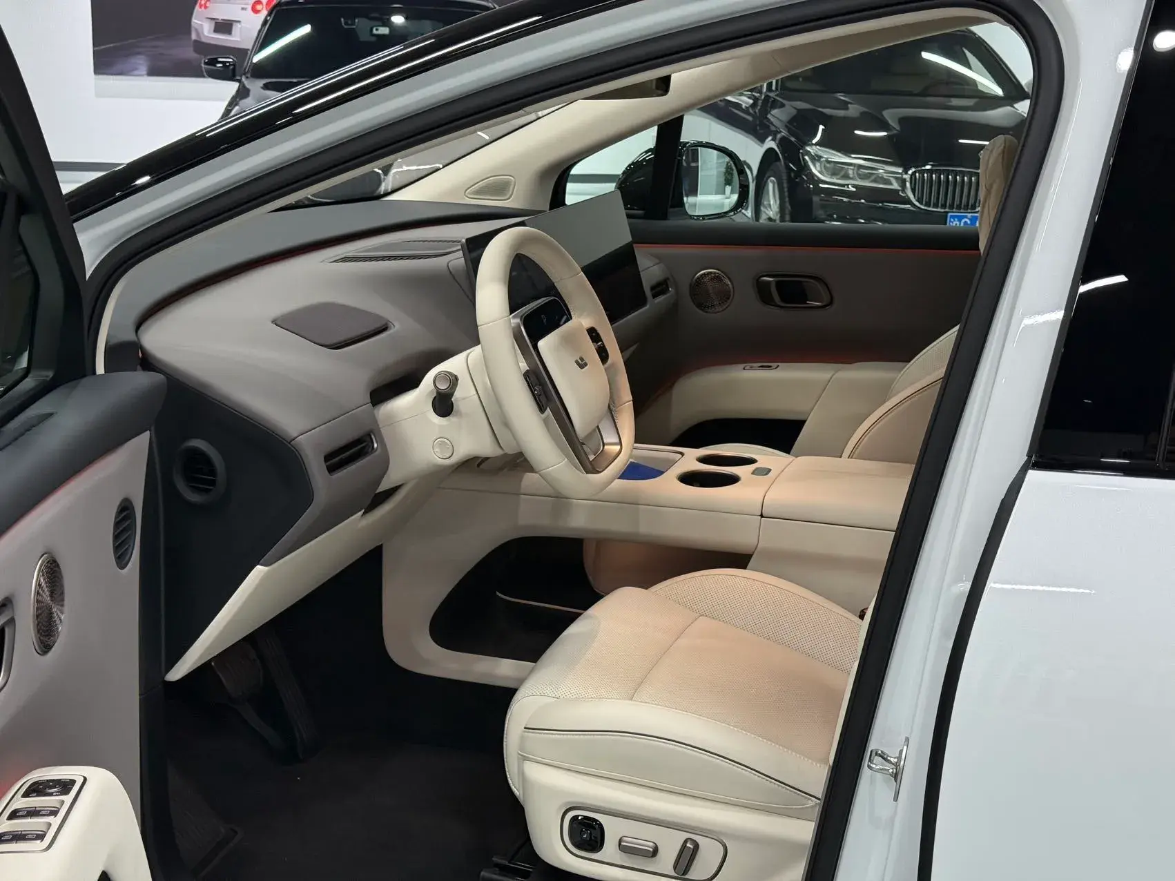 2025 LI I8 thumbnail 3