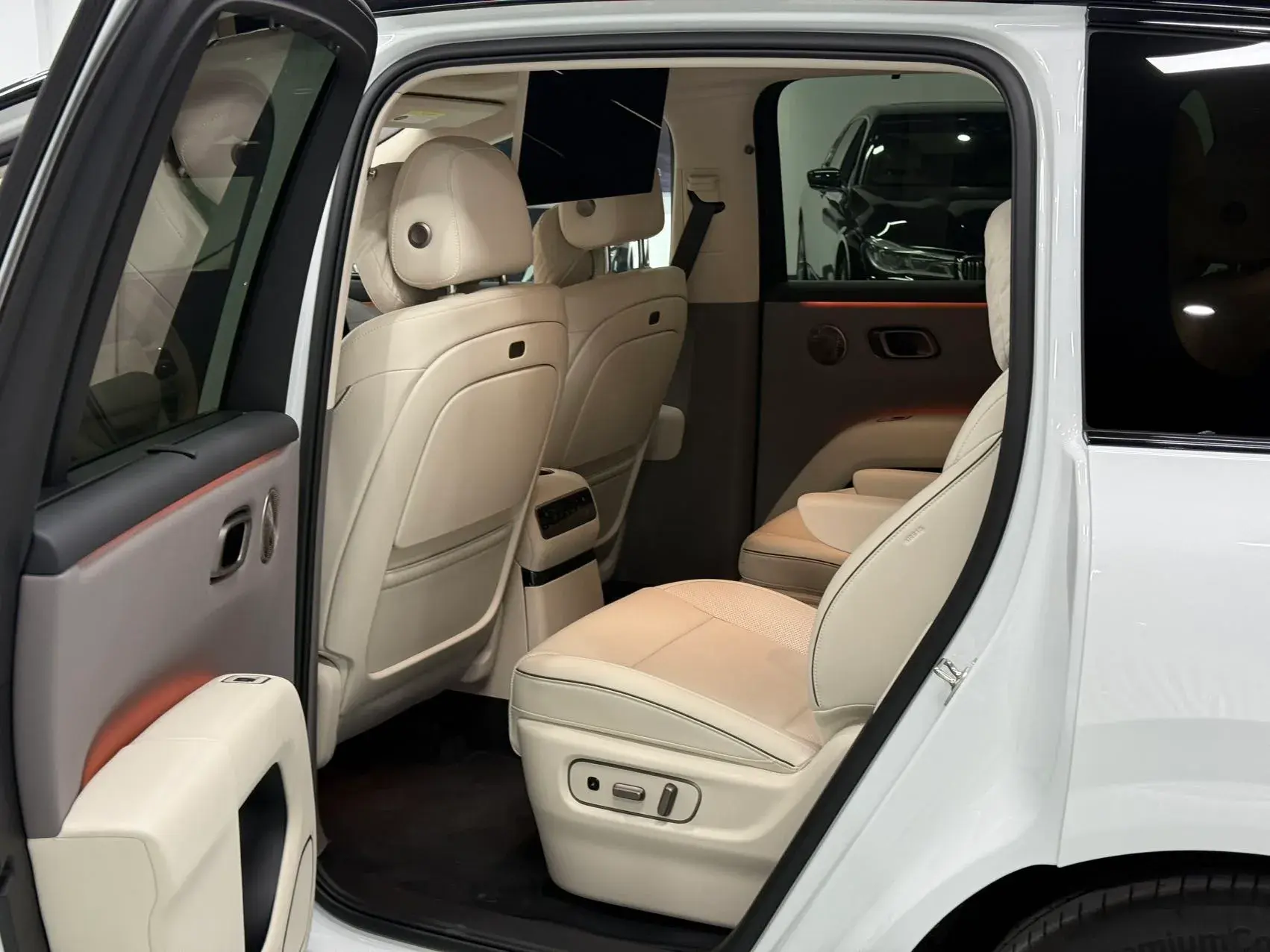 2025 LI I8 thumbnail 4