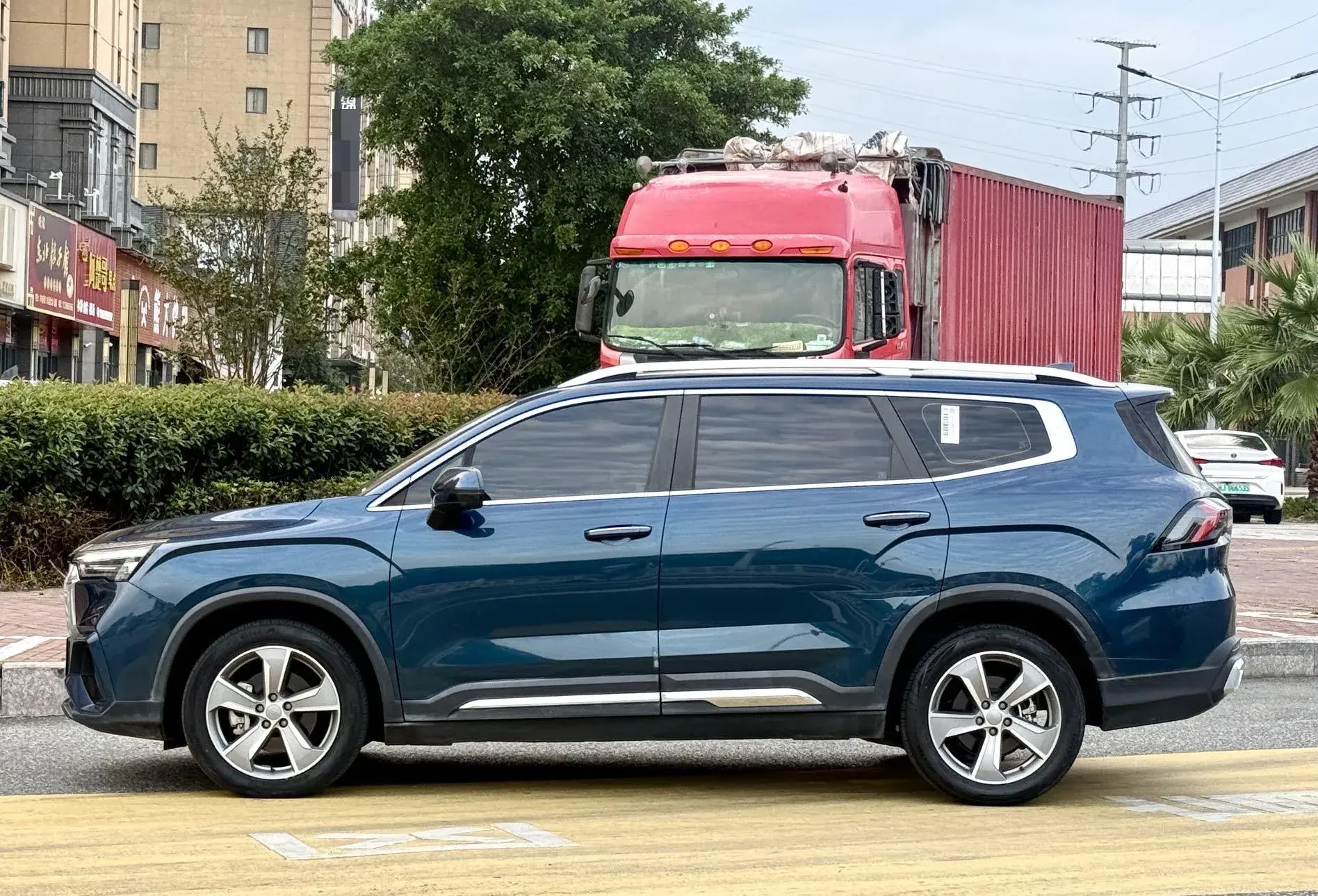 2023 GEELY OKAVANGO thumbnail 3