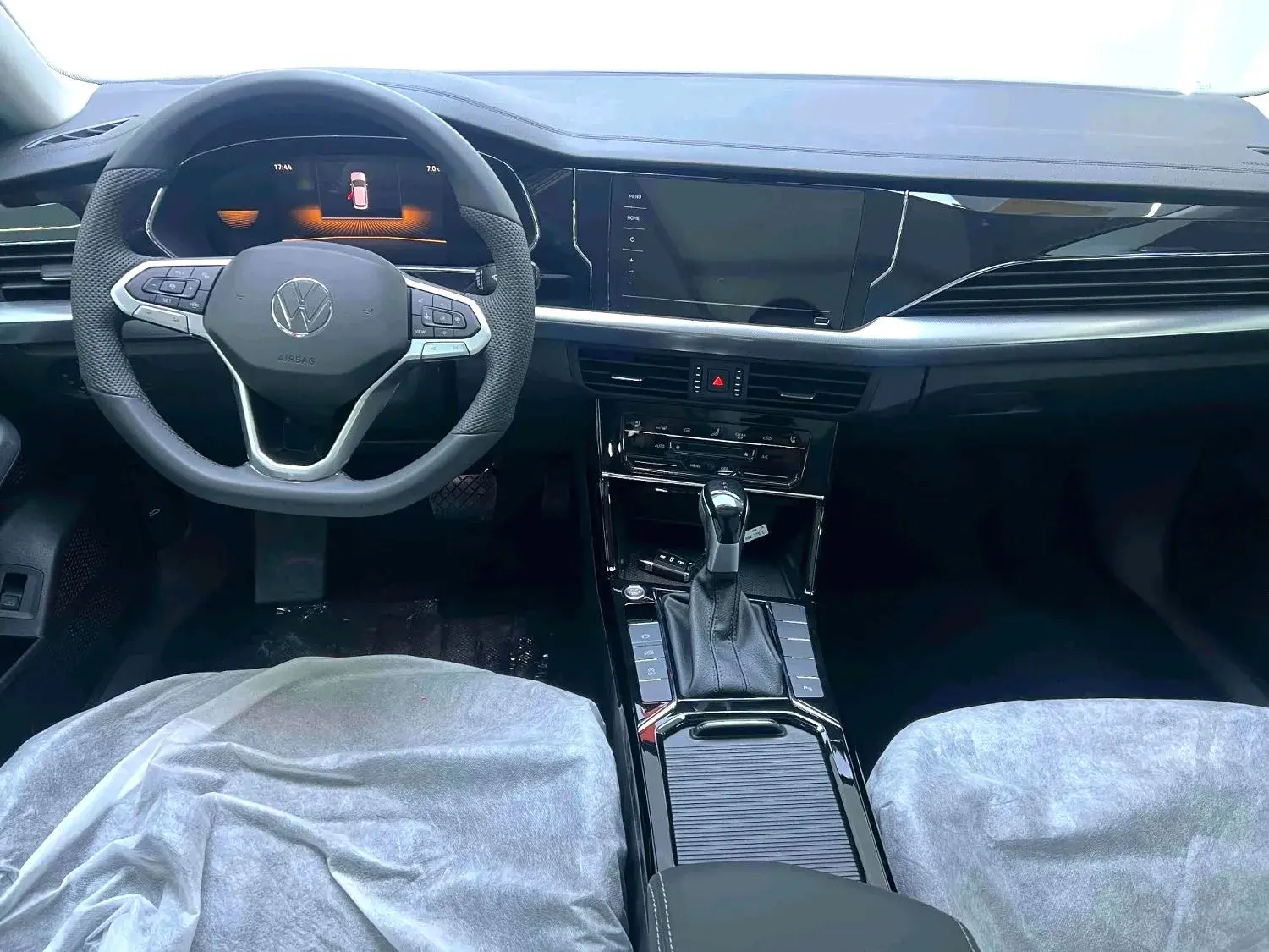 2025 VOLKSWAGEN PASSAT thumbnail 3