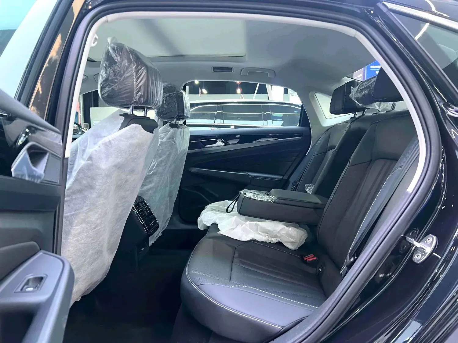 2025 VOLKSWAGEN PASSAT thumbnail 4