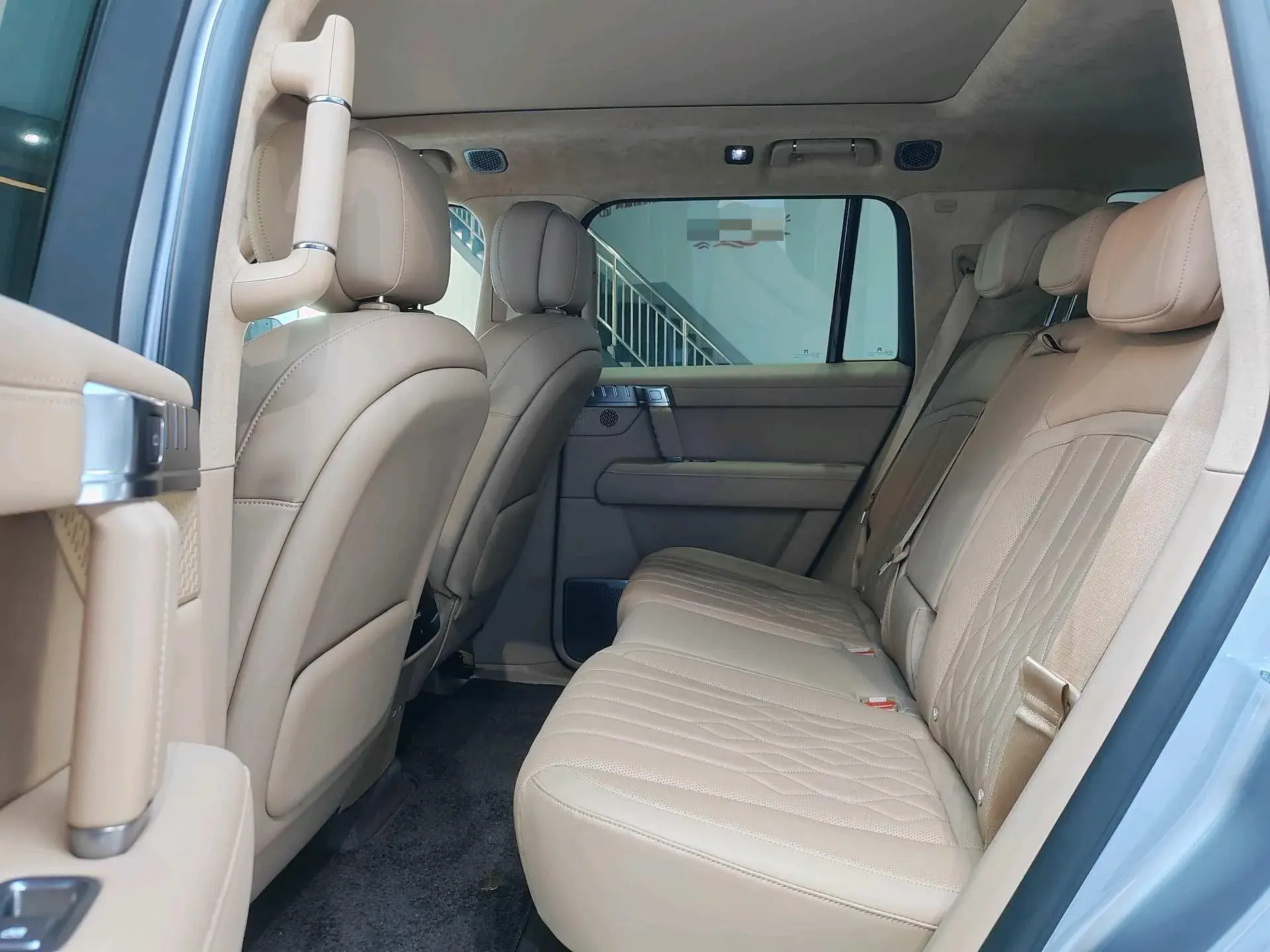 2025 BMW 3 thumbnail 4