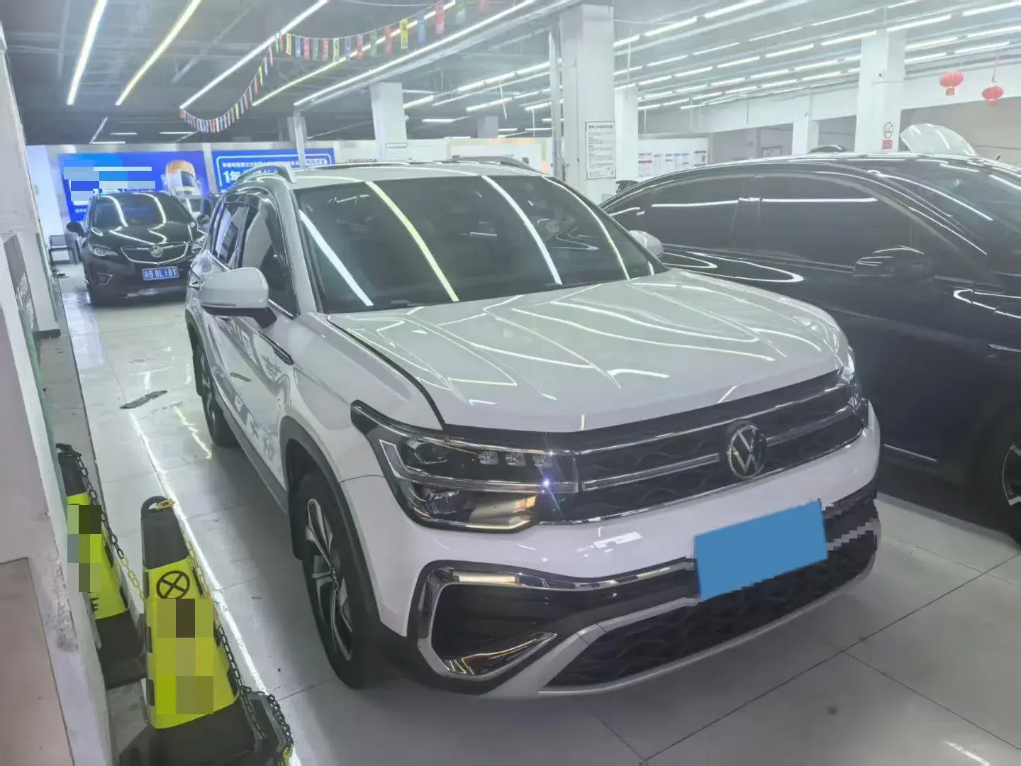 2024 VOLKSWAGEN THARU thumbnail 2