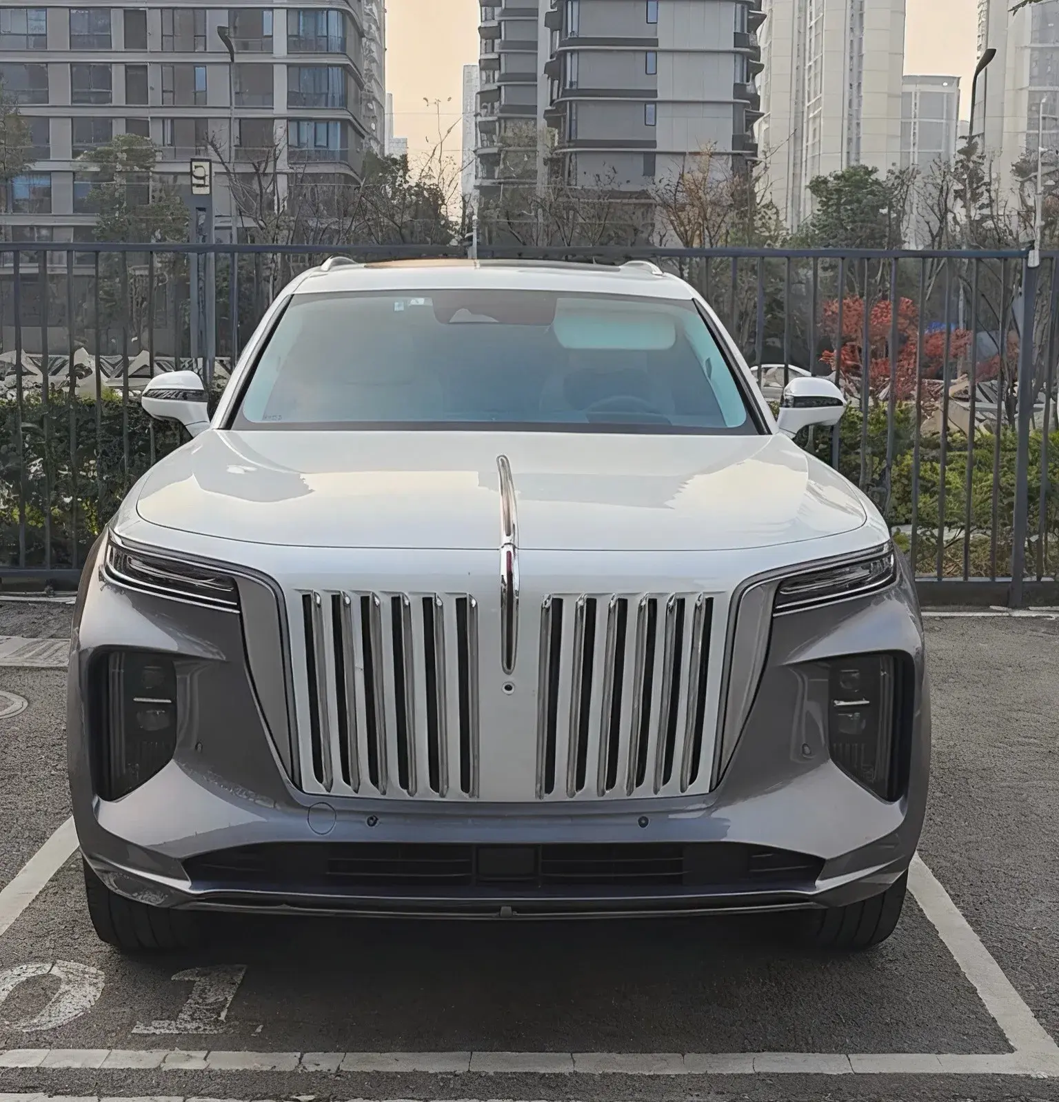 2022 HONGQI E-HS9 thumbnail 3