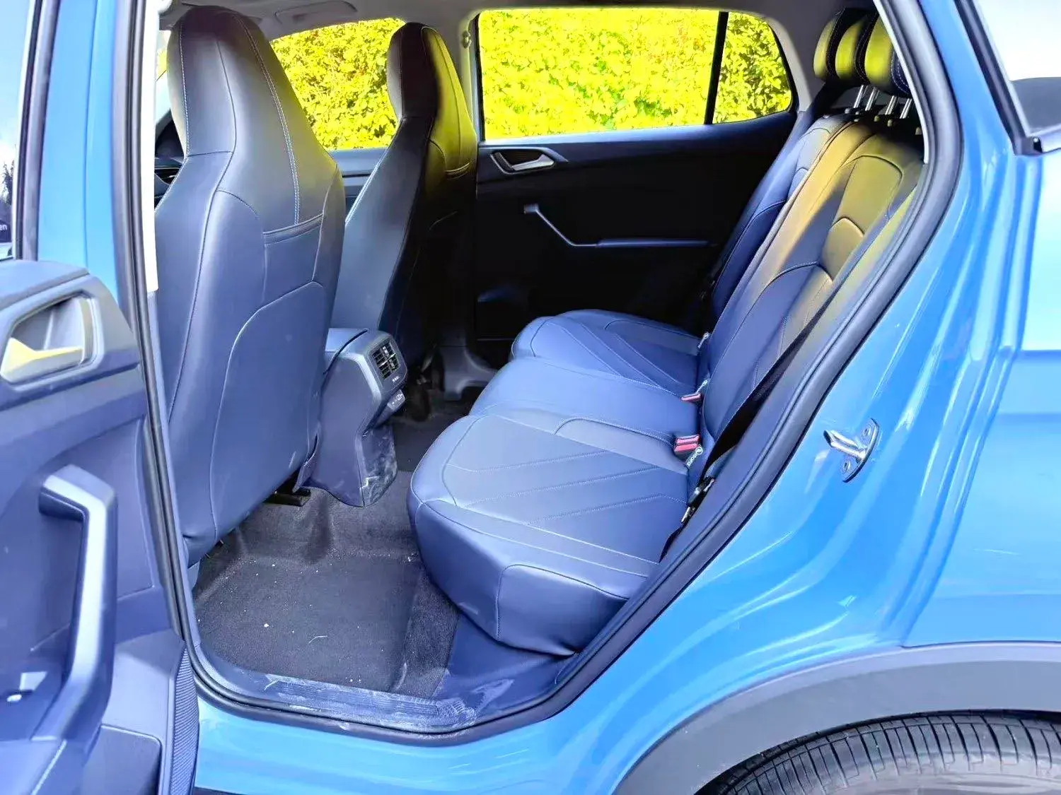 2025 VOLKSWAGEN THARU thumbnail 4