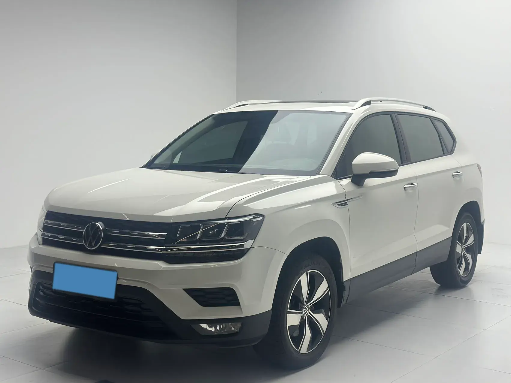 2021 VOLKSWAGEN THARU view 1