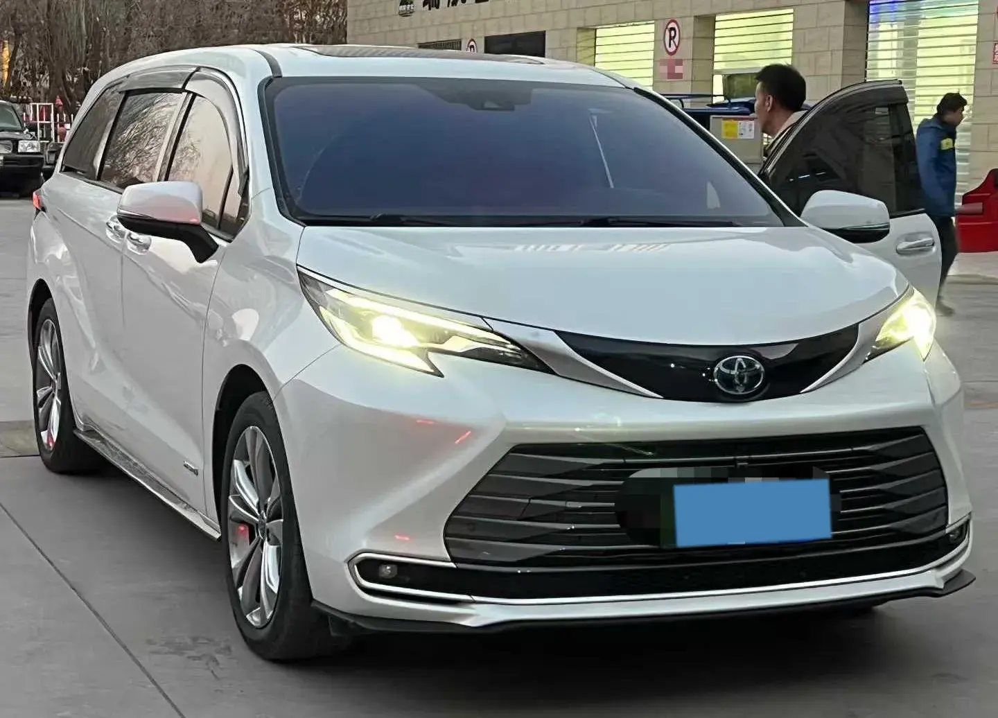 2023 TOYOTA SIENNA thumbnail 2