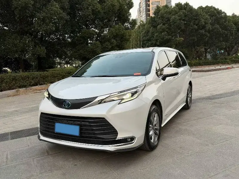 2023 Toyota Sienna 2.5L 189HP L4 E-CVT Hybrid