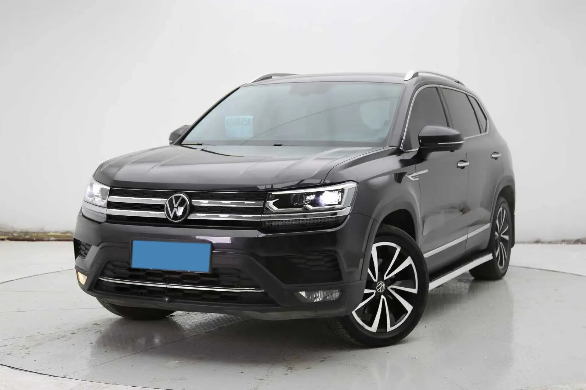 2021 VOLKSWAGEN THARU view 1