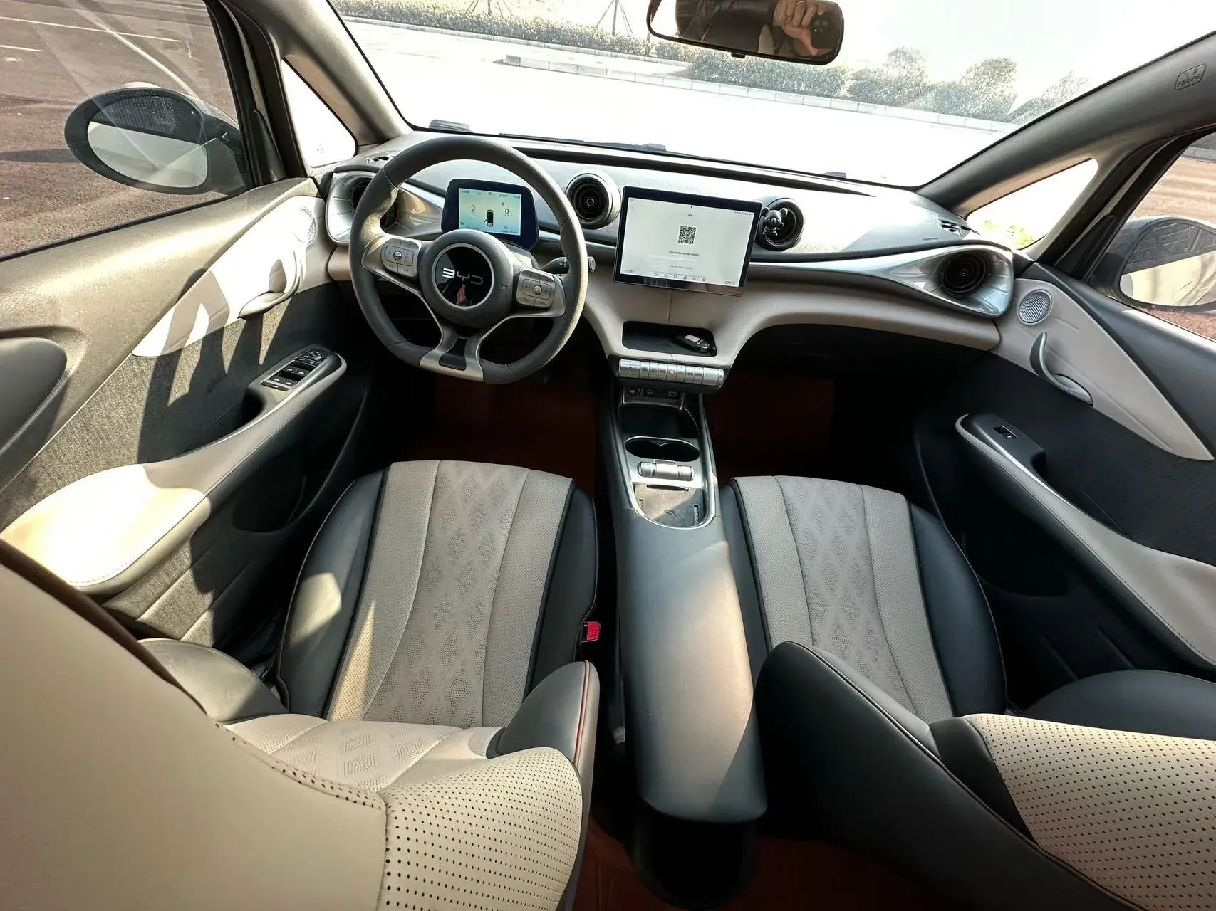 2024 BYD DOLPHIN thumbnail 4