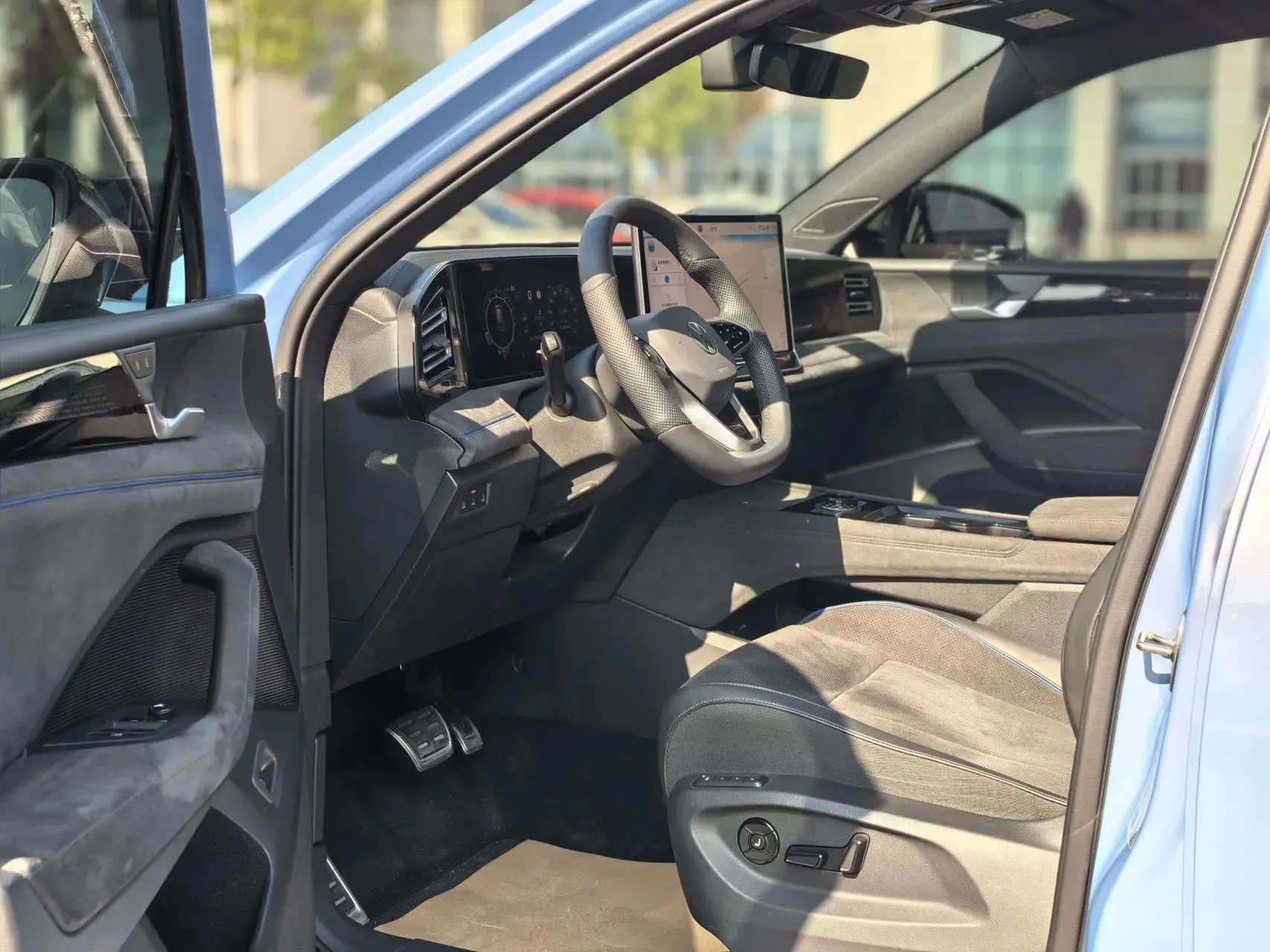 2024 VOLKSWAGEN TIGUAN thumbnail 4