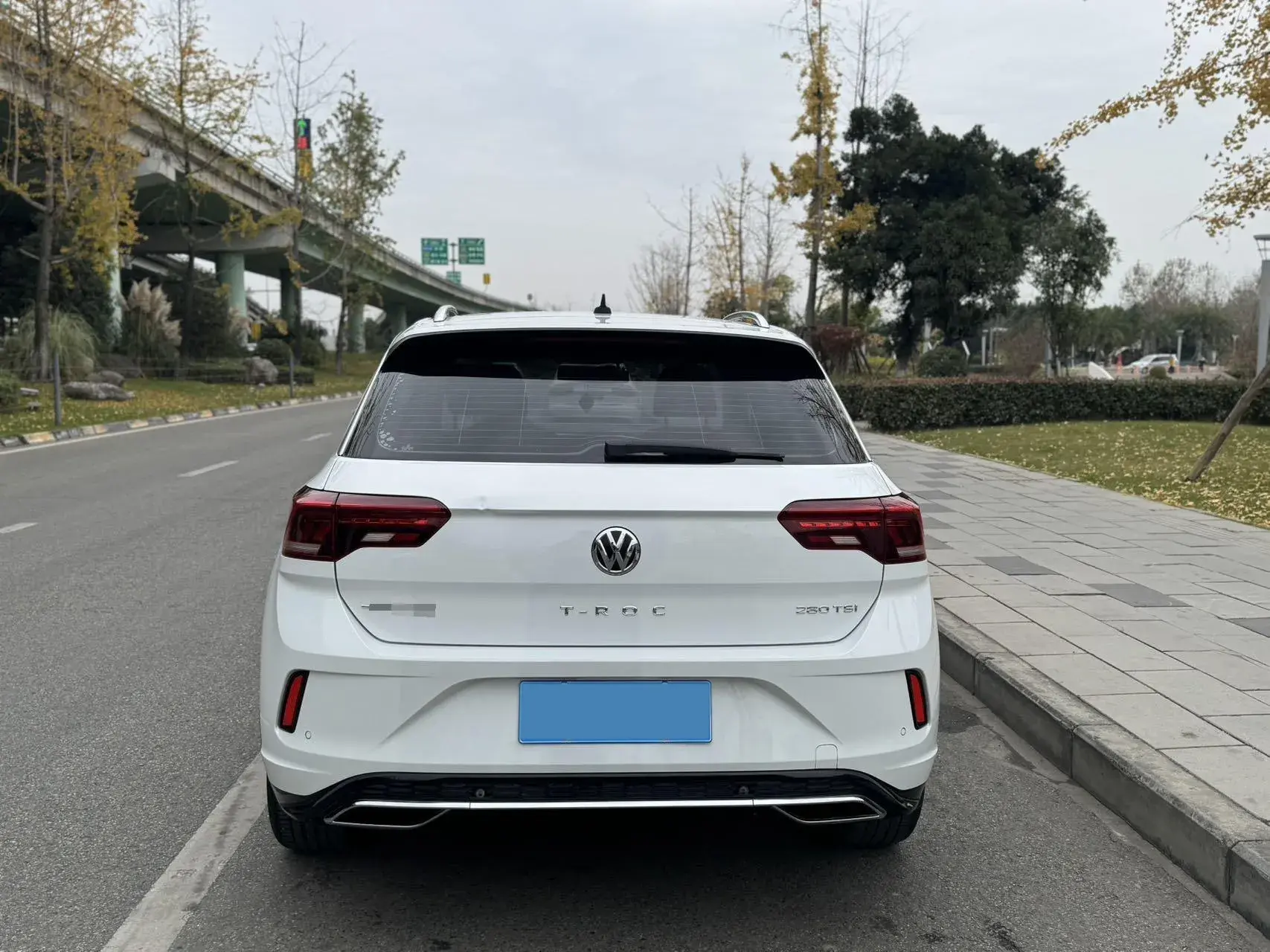 2019 VOLKSWAGEN T-ROC thumbnail 4