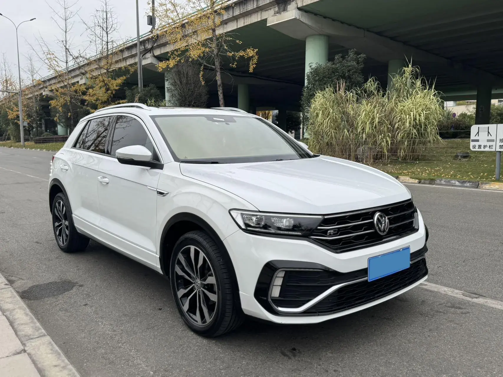 2019 VOLKSWAGEN T-ROC thumbnail 3