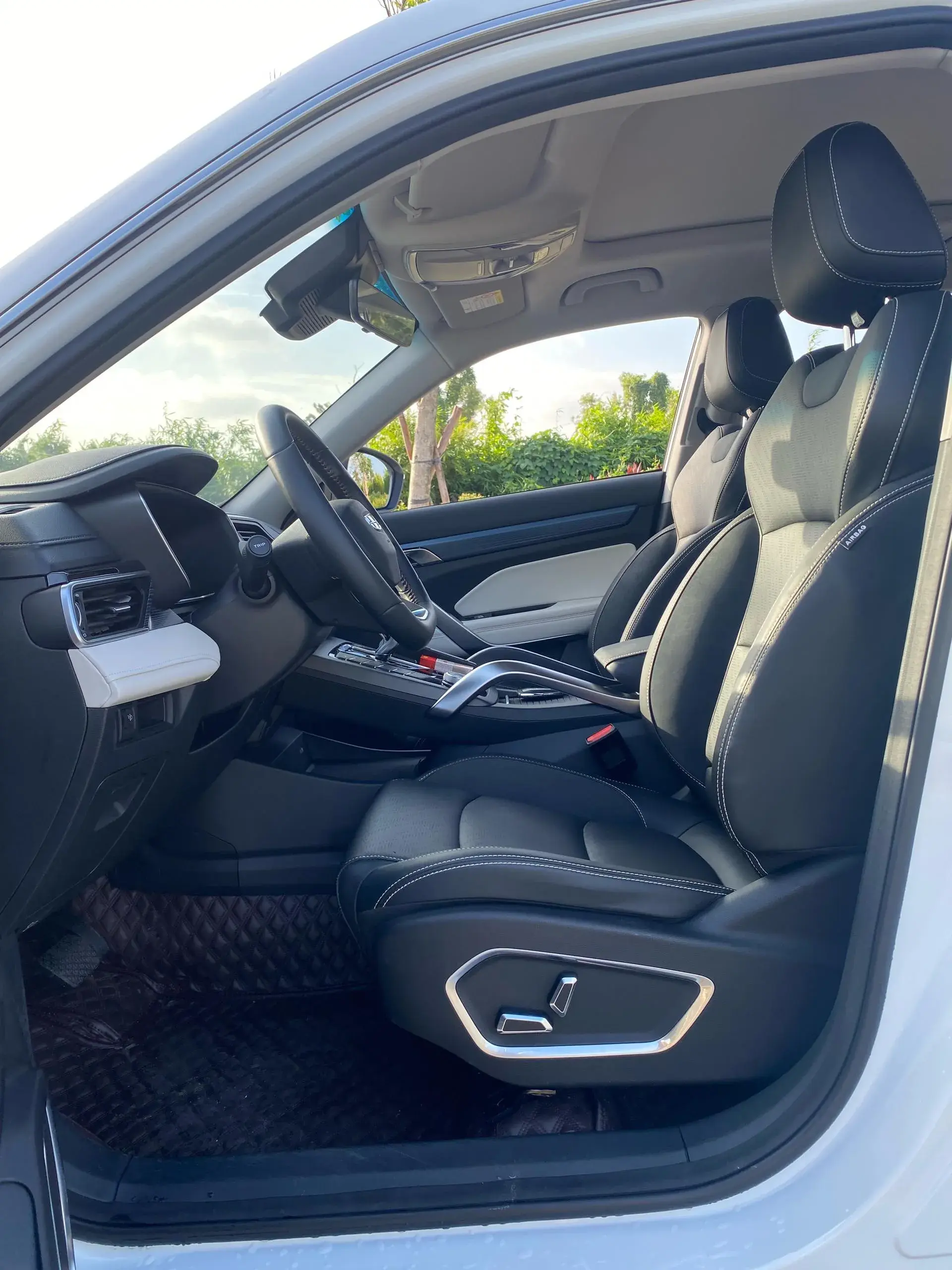 2022 GEELY AZKARRA thumbnail 4