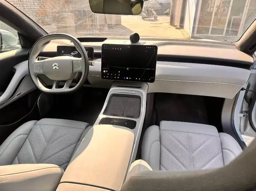 2025 NIO ET5T thumbnail 4