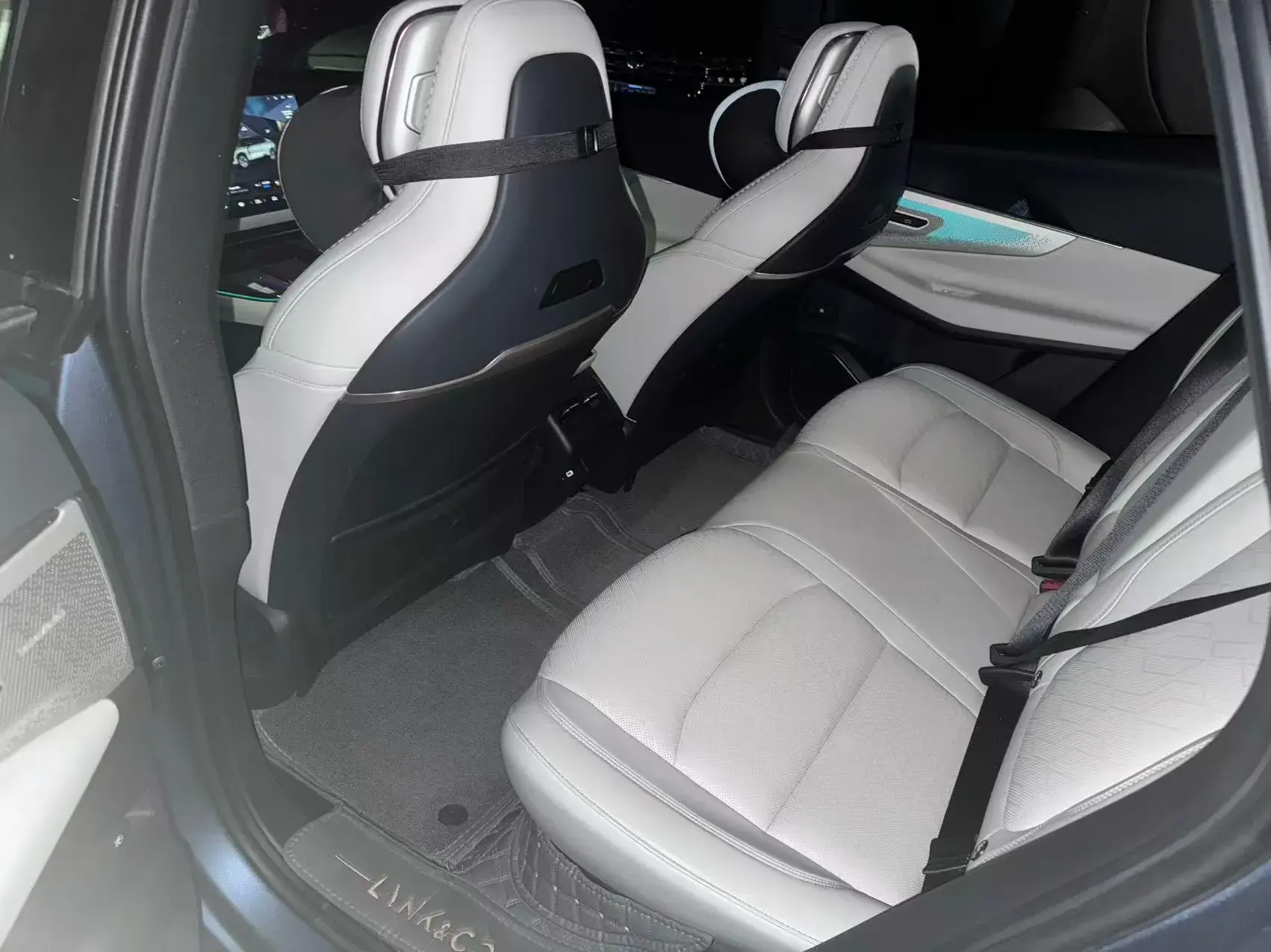 2023 LYNK&CO 08 thumbnail 3