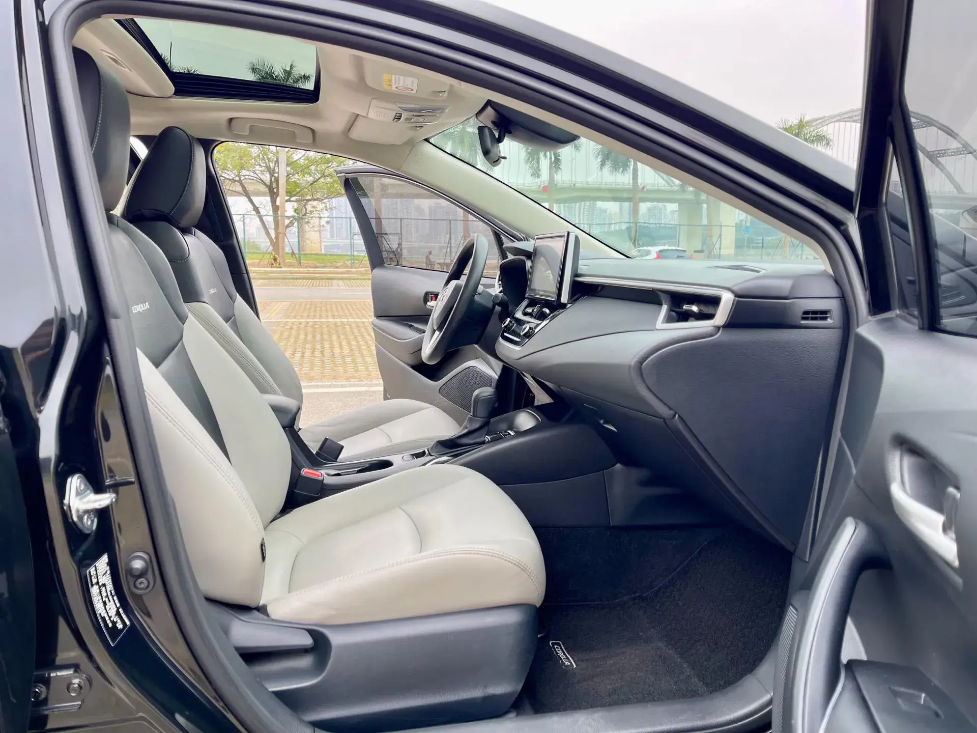 2019 TOYOTA COROLLA thumbnail 4