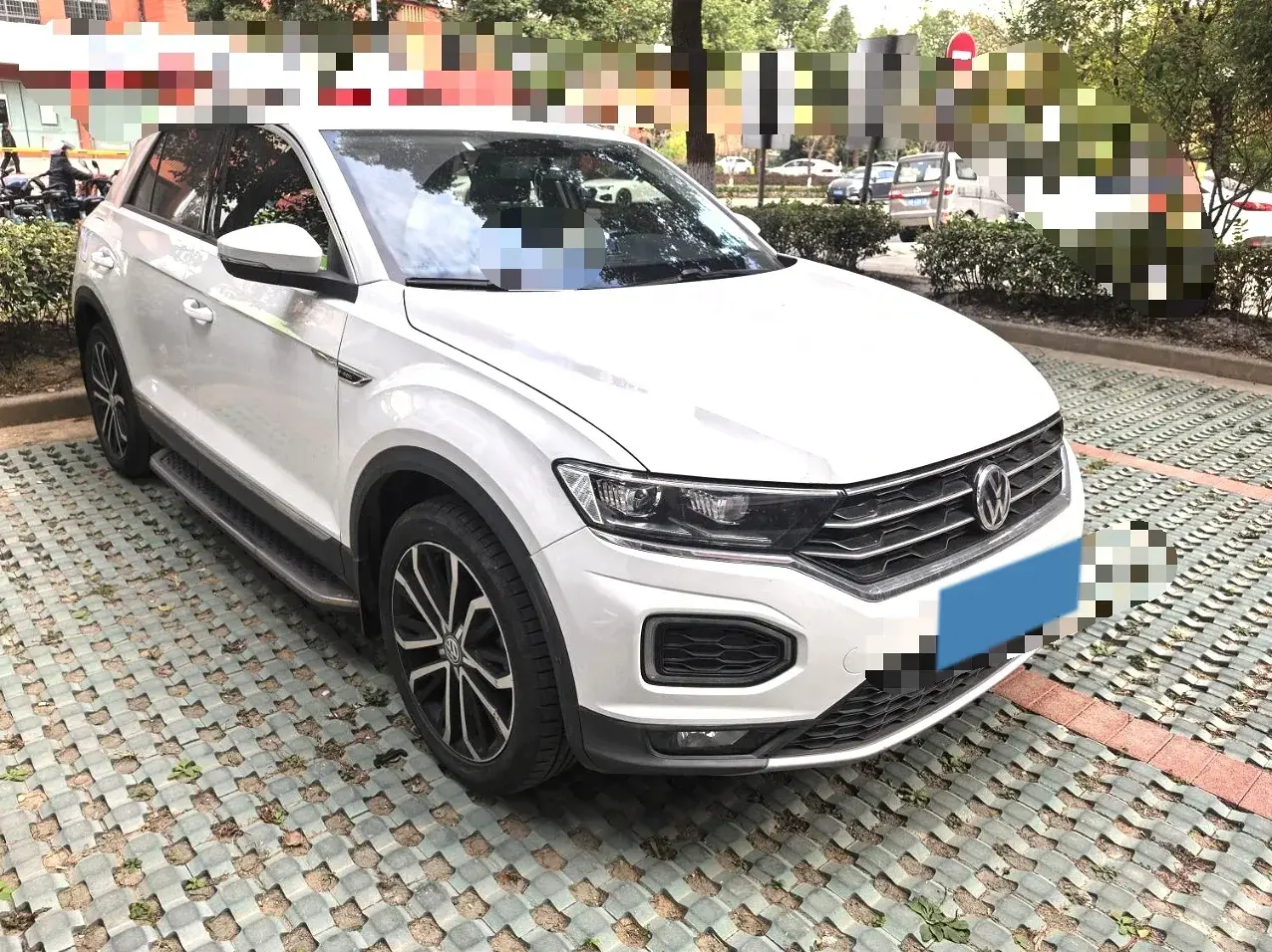 2019 VOLKSWAGEN T-ROC thumbnail 3