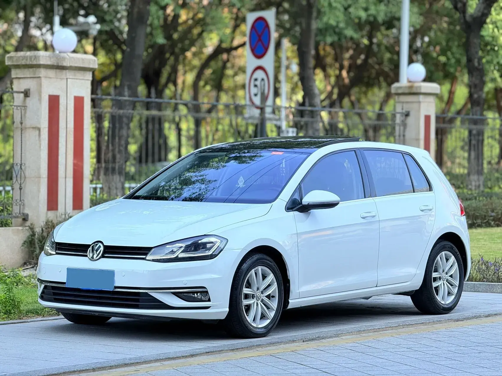 2018 VOLKSWAGEN GOLF view 1